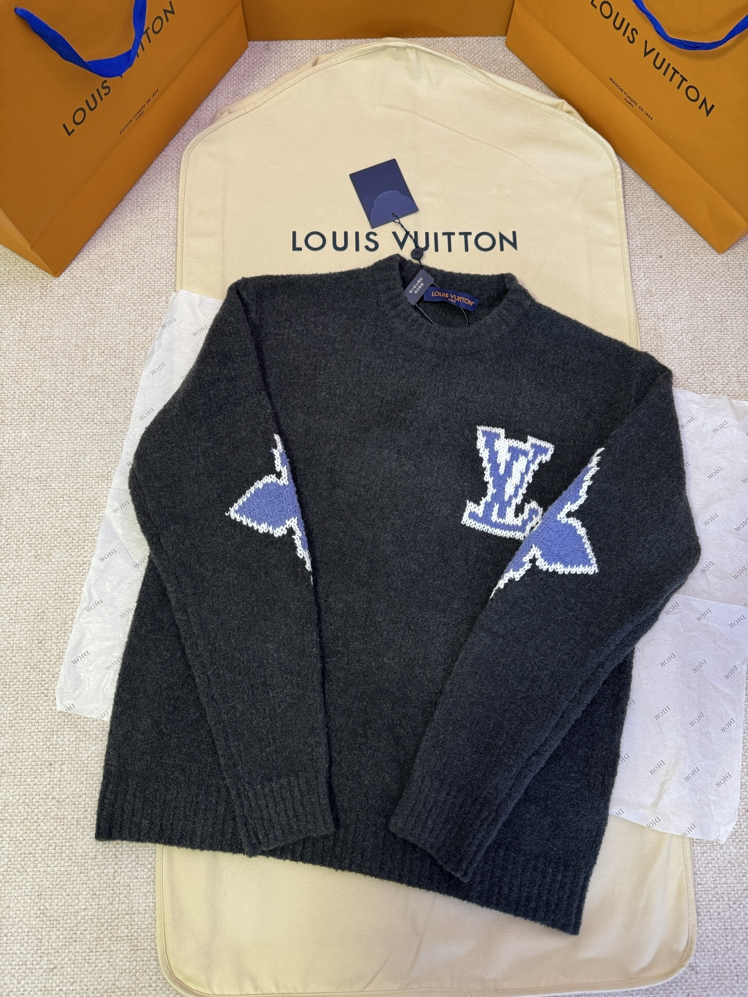 NO:661088,Exclusive original development of LOUIS VUITTON four-leaf clover knitted sweater  Process description: Made of pure sheep wool fabric, the texture is soft and skin-friendly, comfortable and non-thorny when worn next to the body, and has excellent breathability to ensure that it is not stuffy in summer. The body pattern uses jacquard weaving technology, and through precise control of the interweaving process of coils, a fine and complex four-leaf clover pattern is weaved, with full details and distinct layers. The version design focuses on the slimming effect, which can effectively modify the body line and make the wearer look slimmer. The overall process combines high-quality materials and exquisite technology, taking into account both beauty and practicality. Color gray  SizeS/M/L,Louis Vuitton-clothing,louis vuitton,louis vuitton,sweaters, 19860909独家原版开发LOUIS VUITTON四叶草针织毛衣 工艺说明采用纯绵羊毛面料制作,质地柔软亲肤,贴身穿着舒适无刺感,透气性卓越,确保夏季穿着不闷热.衣身图案运用提花织法工艺,通过精确控制线圈的交织过程,实现精细复杂的四叶草图案编织,细节饱满且层次分明.版型设计注重修身效果,能有效修饰身形线条,穿着显瘦.整体工艺结合优质材料与精湛技术,兼顾美观与实用性. 颜色灰色 SizeS/M/L,路易威登-服装,louis vuitton,louis vuitton,sweaters, ,Women's clothing