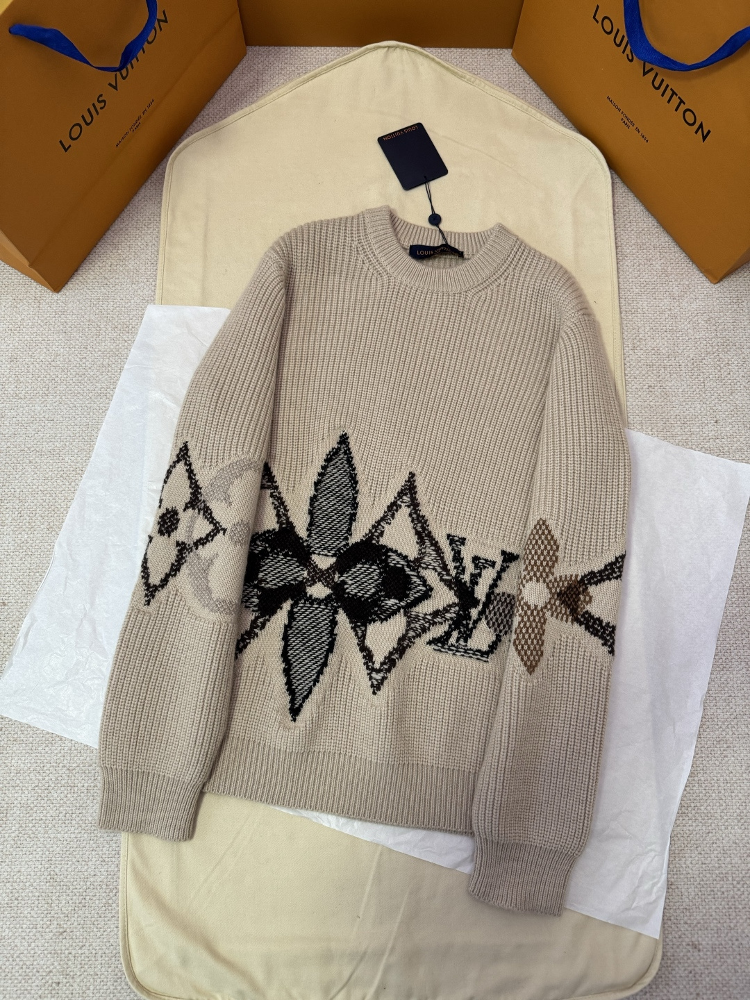 NO:700928,LOUIS VUITTON floral crossover intarsia wool knit sweater  Craftsmanship Description Made from fine sheep wool, the sheep wool material ensures comfort and warmth. The iconic Monogram flower blooms eye-catchingly with contrasting intarsia jacquard technology, and textured stitching delicately creates an overlapping pattern, presenting a snowy winter scene. The ribbed collar, cuffs and hem enhance the  The structure of the clothing fits the body shape without losing comfort. The standard version design combines classic and modern styles, and is suitable for matching with various post-snow styles. It is not only a warm item, but also enhances the overall style with modern logo elements, making it a rare and elegant choice in the winter wardrobe, integrating exquisite craftsmanship and fashion aesthetics.  Color Camel Size S/M/L/XL,Louis Vuitton-clothing,louis vuitton,louis vuitton,sweaters,19860909LOUIS VUITTON花卉交叠嵌花羊毛针织毛衣 工艺说明采用细腻绵羊毛精纺而成,绵羊毛材质确保舒适保暖.标志性的Monogram花卉以撞色嵌花提花工艺醒目绽放,纹理缝线精巧构筑交叠图案,呈现雪花纷飞般的冬日景致.罗纹编织的衣领、袖口与下摆增强了服饰的结构感,贴合身形又不失自在.标准版型设计兼顾经典与现代感,适宜搭配各类雪后造型.它不仅是一件保暖单品,更以摩登标识元素提升整体格调,成为冬季衣橱中不可多得的雅致之选,融合了精湛工艺与时尚美学. 颜色驼色 尺码S/M/L/XL,路易威登-服装,louis vuitton,louis vuitton,sweaters,,Women's clothing