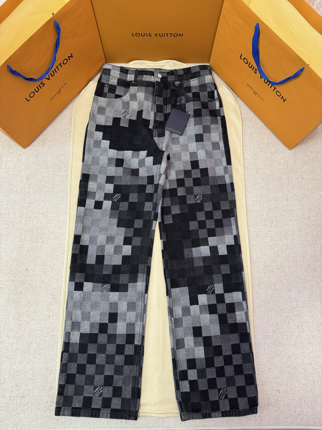 P255 Desarrollo exclusivo original LOUIS VUITTON Pantalones vaqueros de cuadros de mosaico. Descripción de la artesanía…