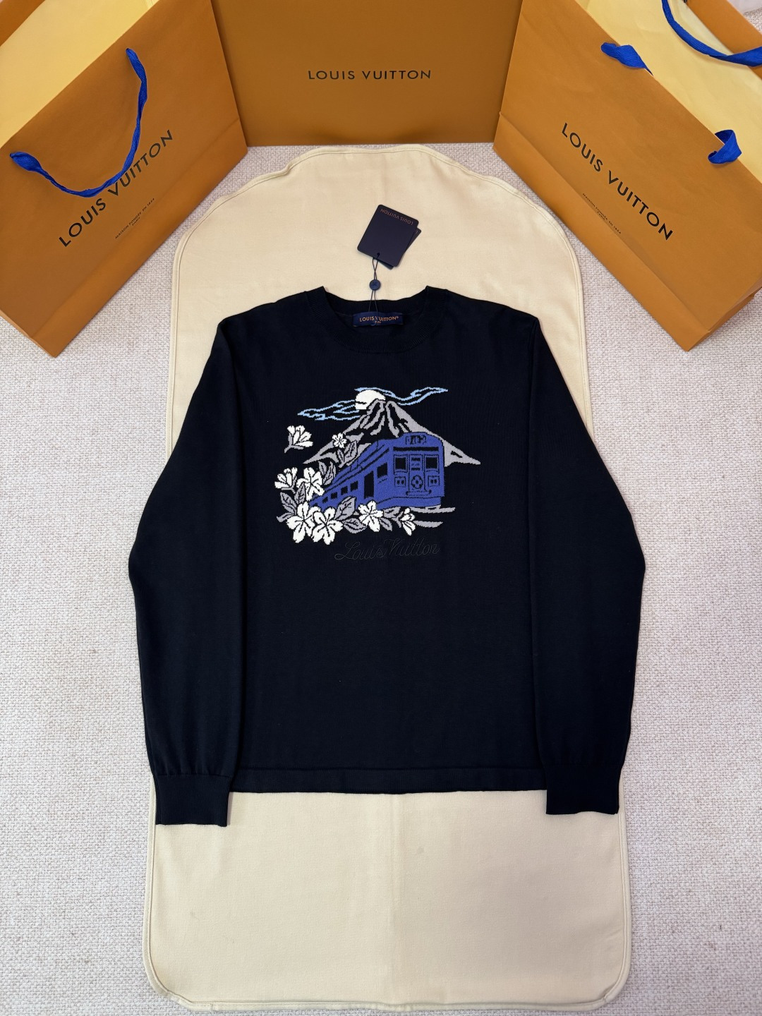 P240 LOUIS VUITTON Sudadera con cuello redondo y bordado del tren del Monte Fuji. Descripción del proceso: esta sudader…