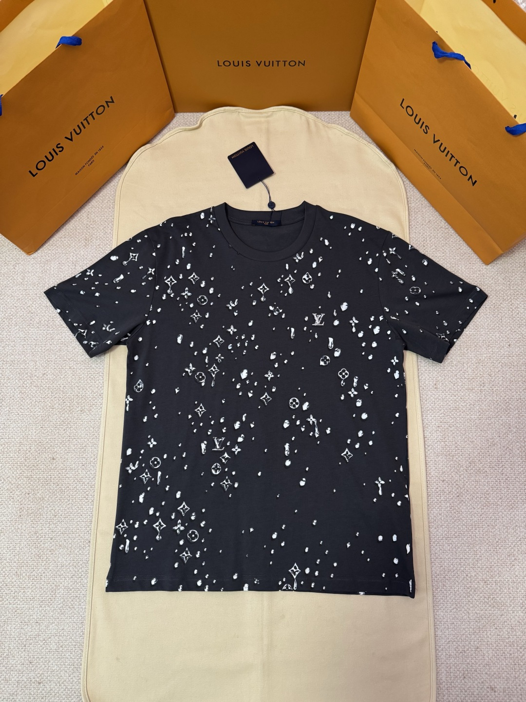 P140 LOUIS VUITTON de manga corta con gotas de agua y pedrería por toda la prenda. Descripción del proceso: Esta camise…