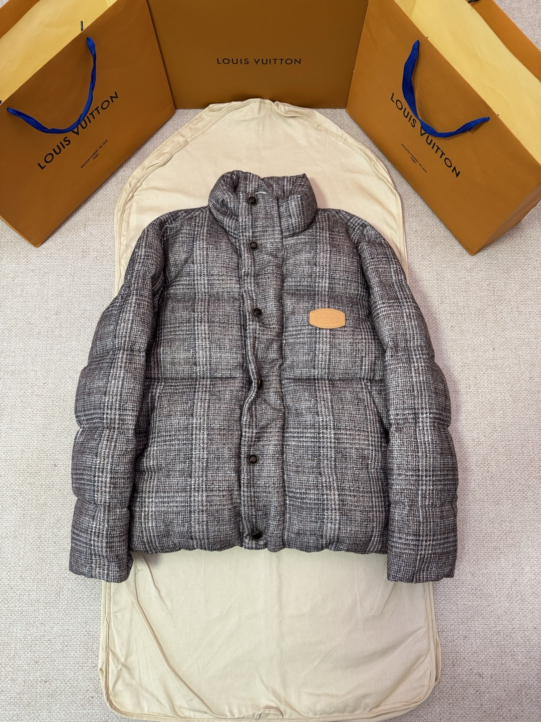 P425 Túnica de tweed a cuadros con cuello alto de LOUIS VUITTON. Descripción del proceso: LOUIS VUITTON 2026 La serie d…