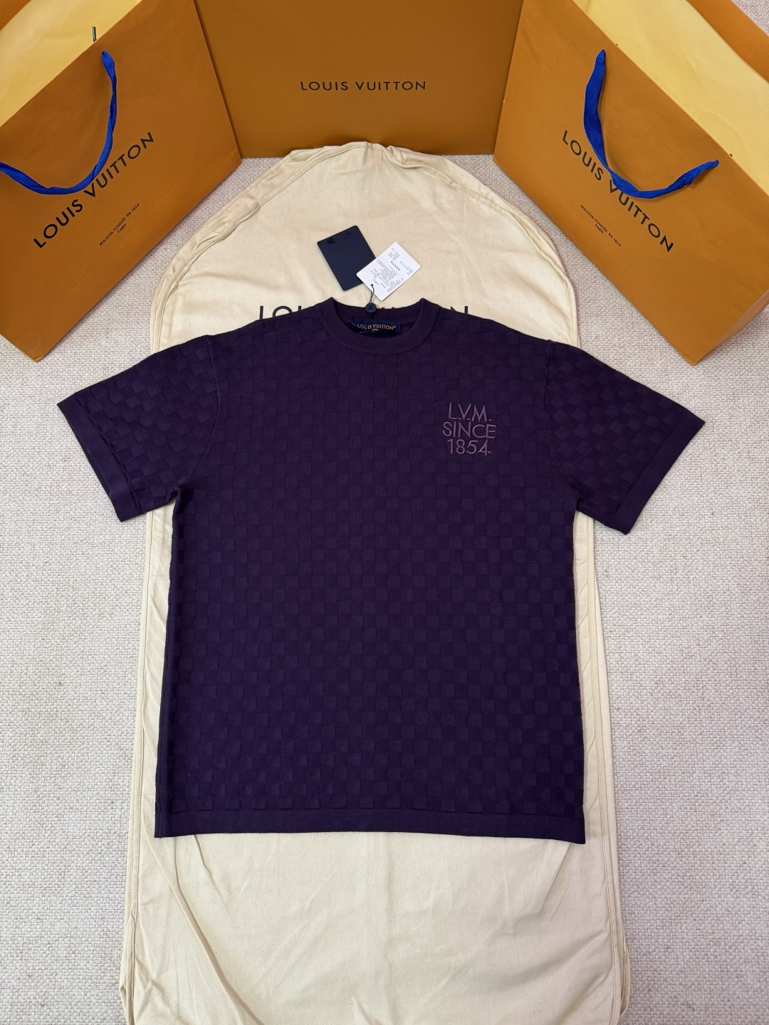 P195 LOUIS VUITTON Tablero de ajedrez a cuadros 1854 Mangas cortas de punto bordadas Descripción del proceso: Esta cami…