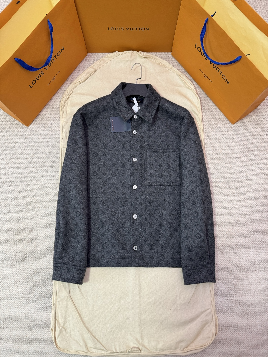 P475 Chaqueta con botones a doble cara y presbicia de LOUIS VUITTON con estampado integral [con bolsa para el polvo par…