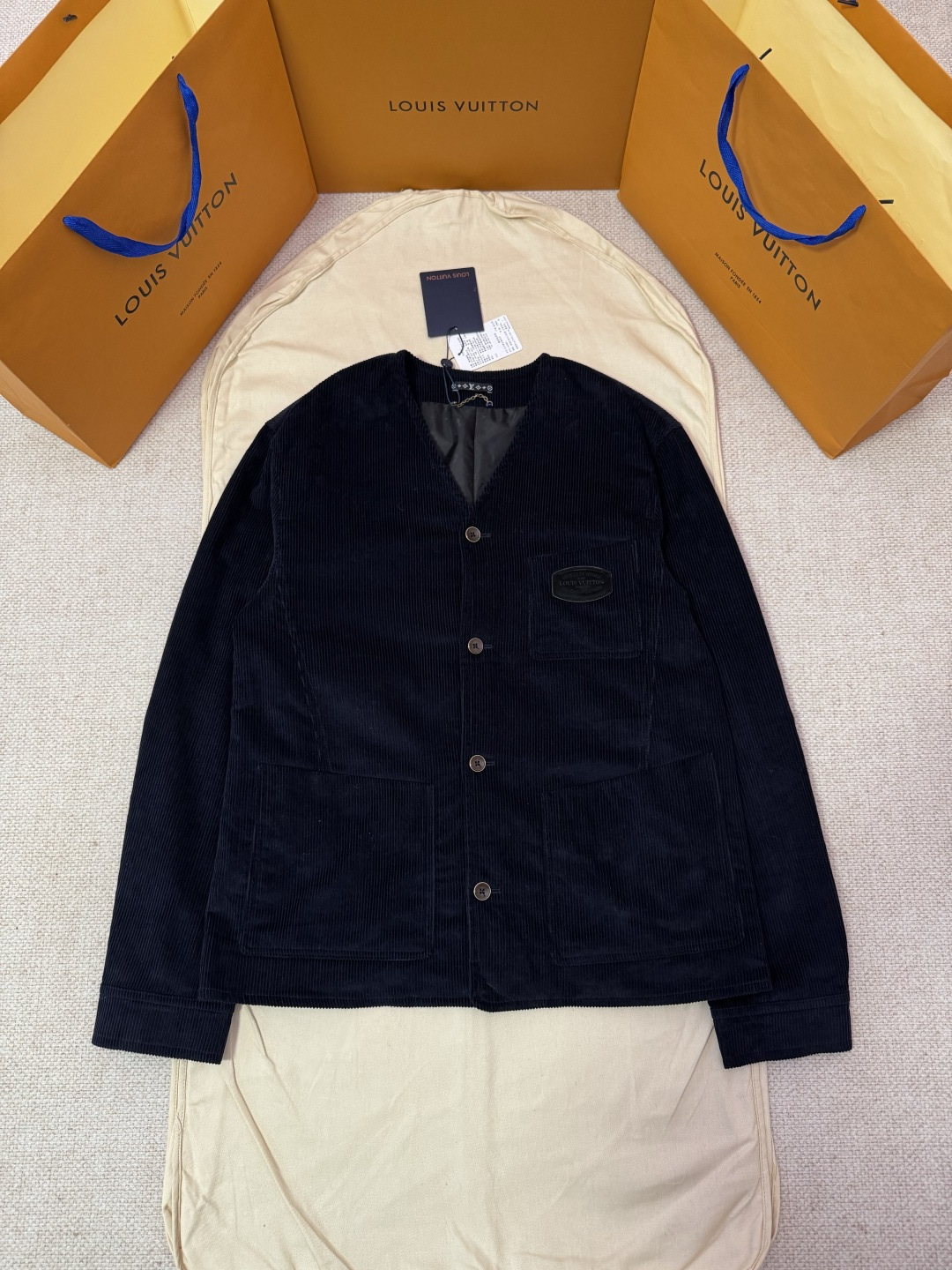 P325 Chaqueta LOUIS VUITTON de pana de cuero con costuras para presbicia y cuello en V Descripción del proceso: Confecc…