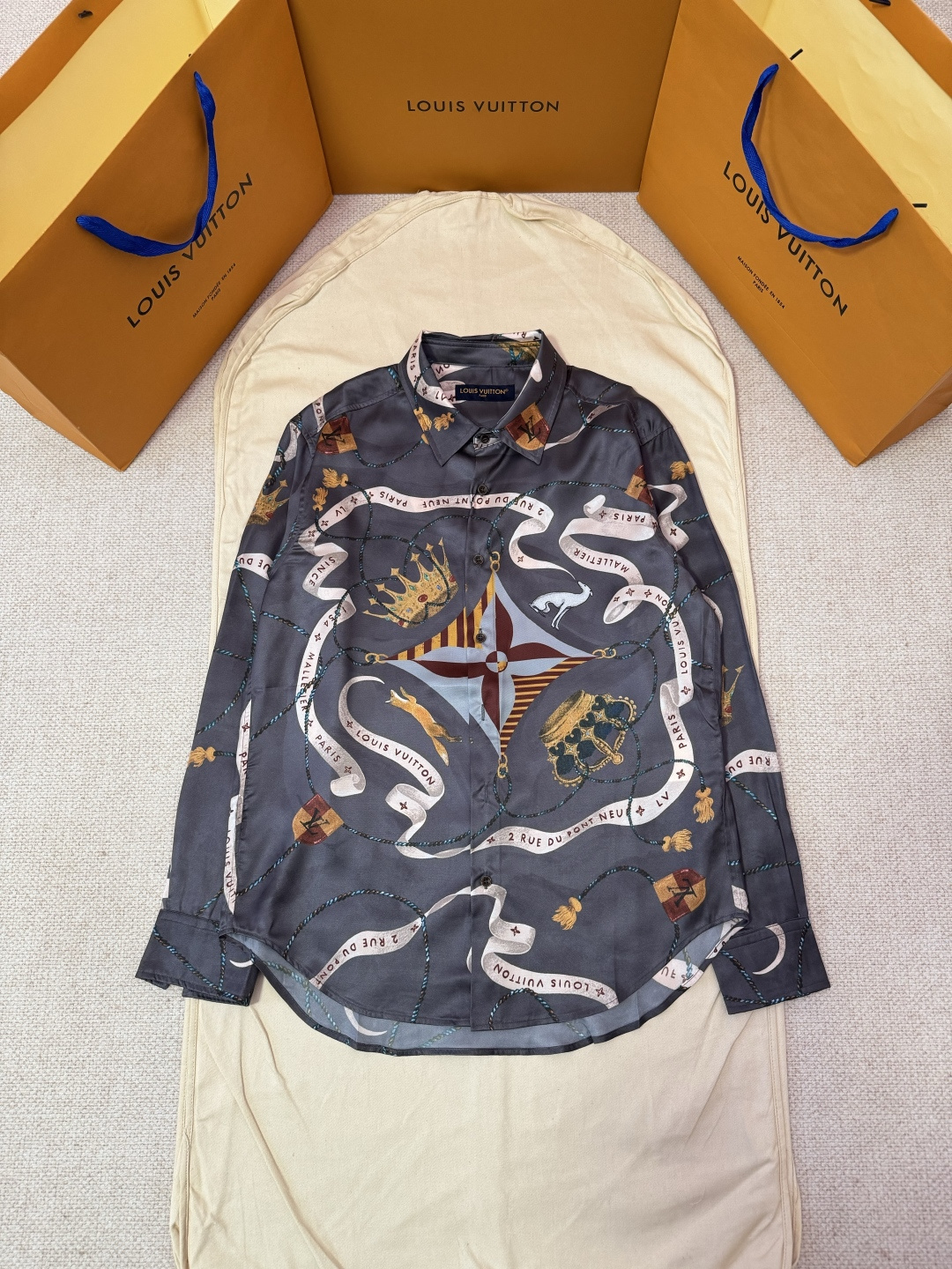P205 Camisa de manga larga de seda de morera con estampado de coronas LOUIS VUITTON Descripción del proceso: La serie d…