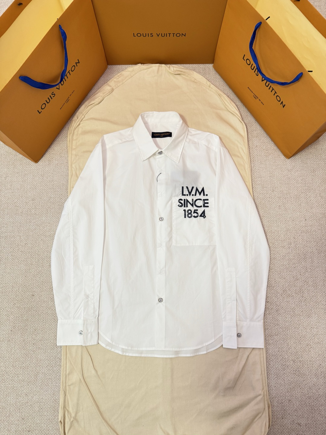 P200 Camisa de manga larga bordada con la letra 1854 de LOUIS VUITTON Descripción del proceso: La serie de primavera y …