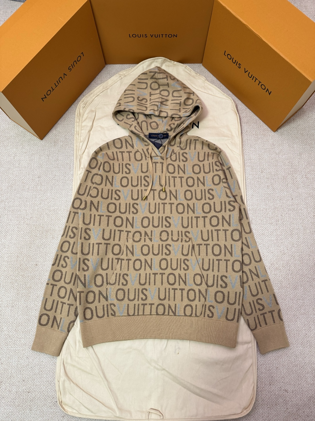 P300 Sudadera con capucha de jacquard de letras LOUIS VUITTON de desarrollo original Descripción del proceso: Hecho de …