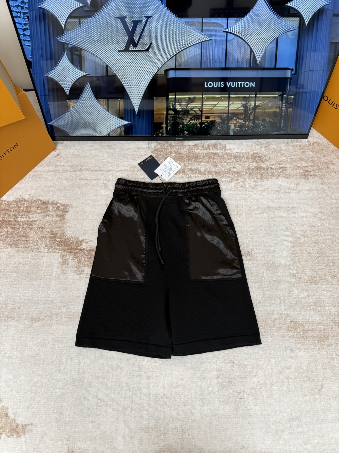 P300 Desarrollo original · Pantalones cortos de punto con bolsillo jacquard y paneles LOUIS VUITTON. Tejido: El cuerpo …