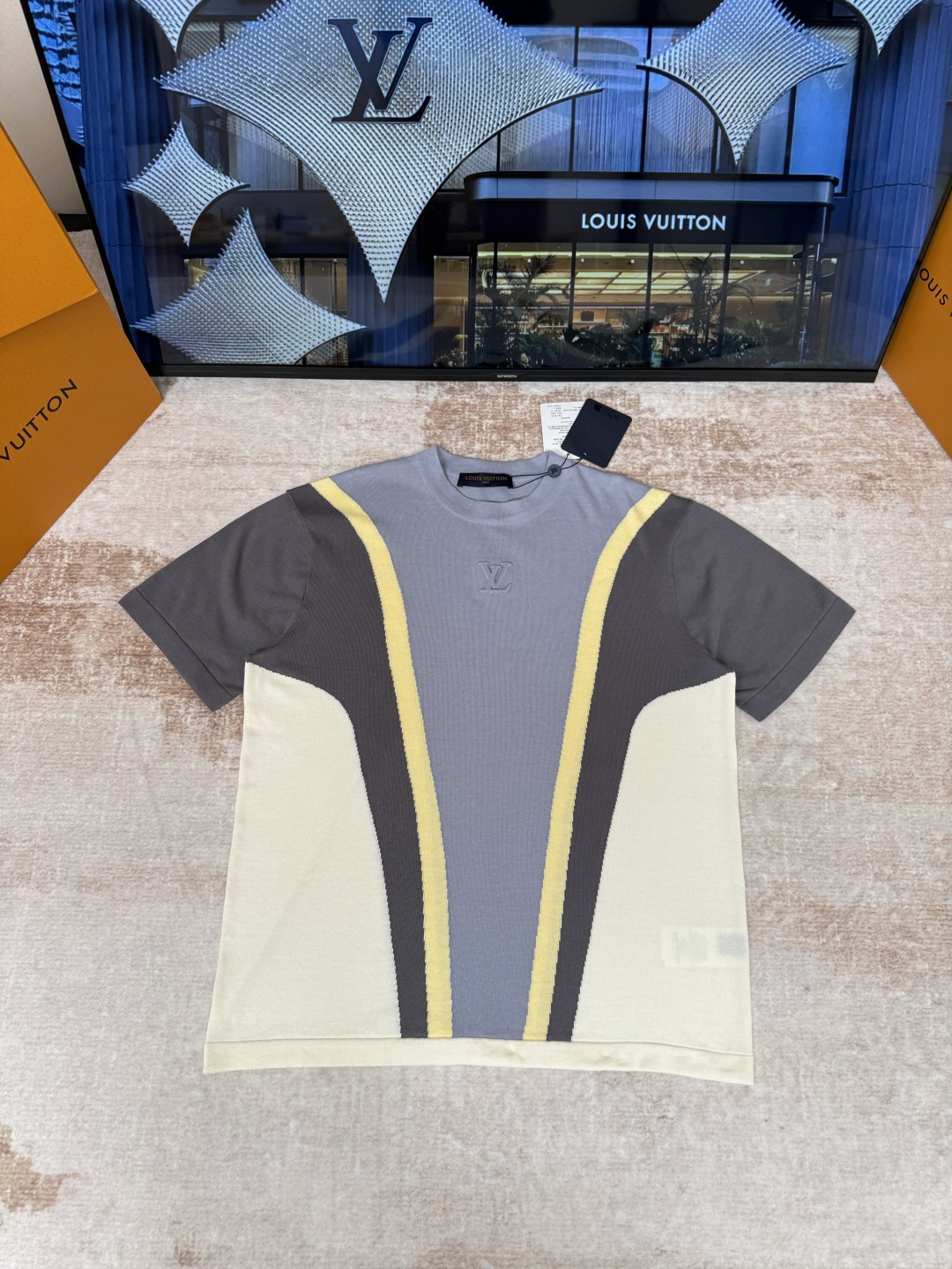 P180 Desarrollo original · LOUIS VUITTON Camiseta de manga corta con logotipo en relieve y bloques de color. Tejido: Te…