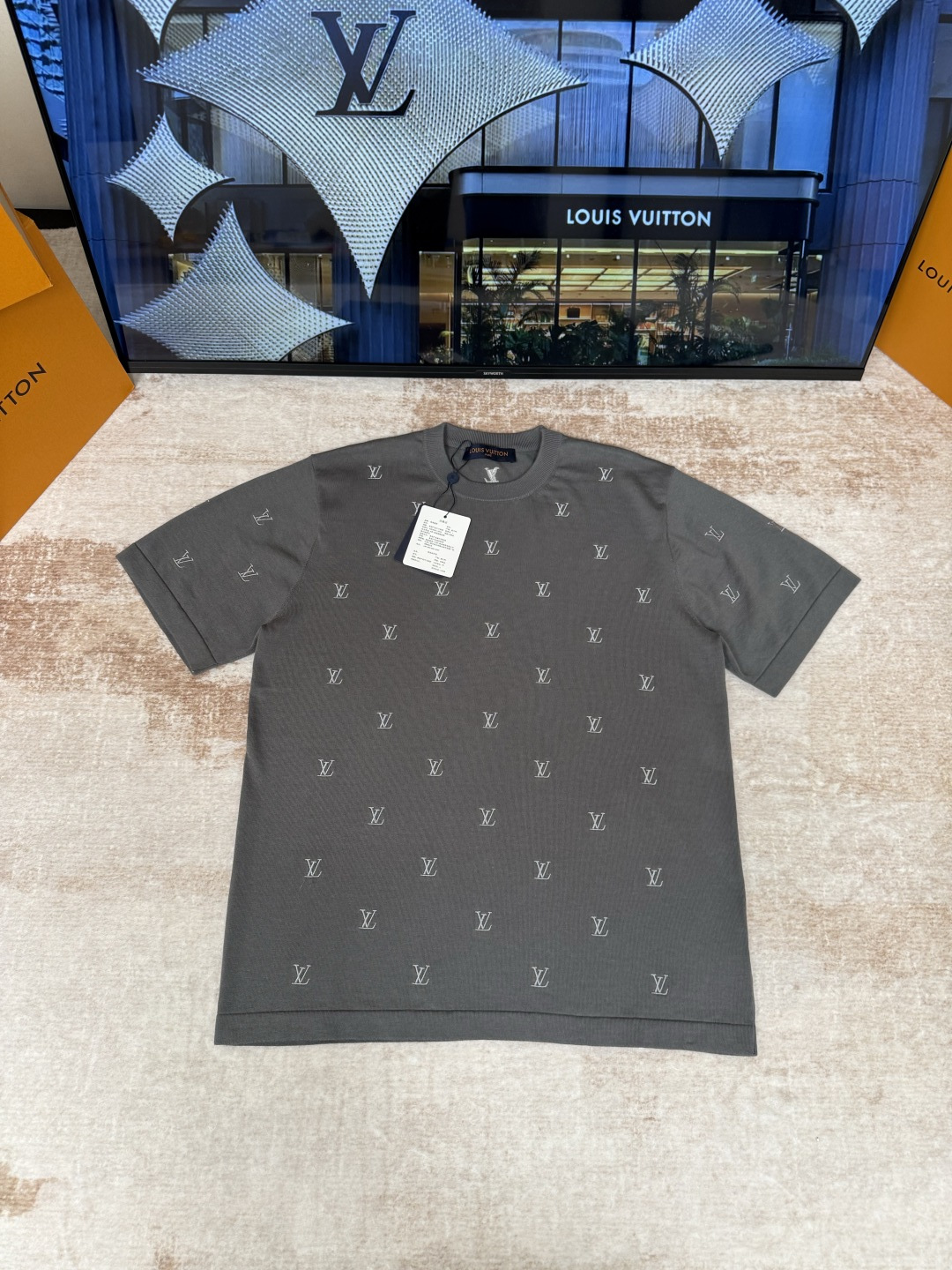 P150 Desarrollo original · Camiseta de manga corta de punto con bordado de letras pequeñas grises LOUIS VUITTON. Tejido…
