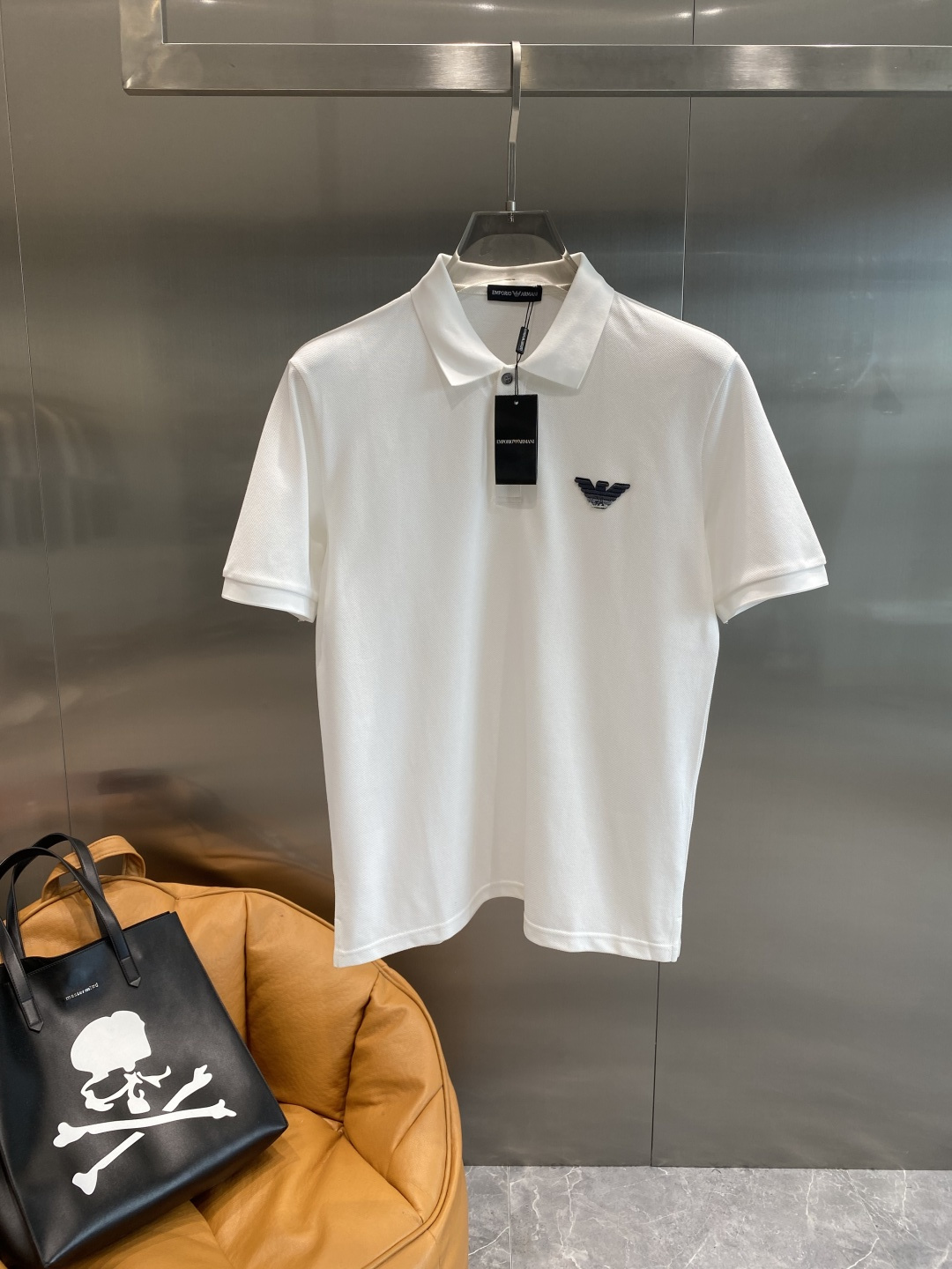 NO:486453,'Ama Family' 25SS new spring and summer short-sleeved lapel T-shirt polo, the highest version is customized with high-end vermillion floor fabric simple and fashionable style, and the color-blocking thread is super good-looking!  Classic logo simple and elegant style!  Full of high-end feel, wearable in all seasons. Simple European style official website on sale number M-3XL the next day, T-shirt,tees, t-shirt,alexander wang19860909《阿玛家》 25SS新款春夏短袖翻领T恤polo,最高版本客供定制高端朱地面料简单时尚款,拼色螺纹超级好看！经典logo简单大方的款式！满满的高级感,四季可穿.简欧风格官网在售码数M-3XL隔天,,T-shirt,tees，t-shirt,alexander wang,Men's clothing