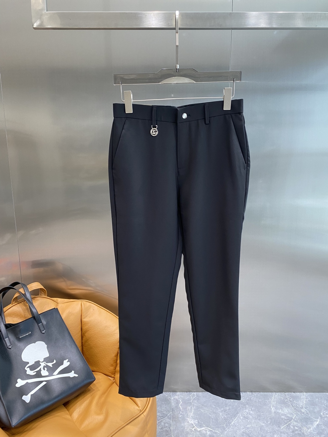 “New York House: 205 Leisure Shorts with Trophies Design and Fabric Customization” - 图片 2