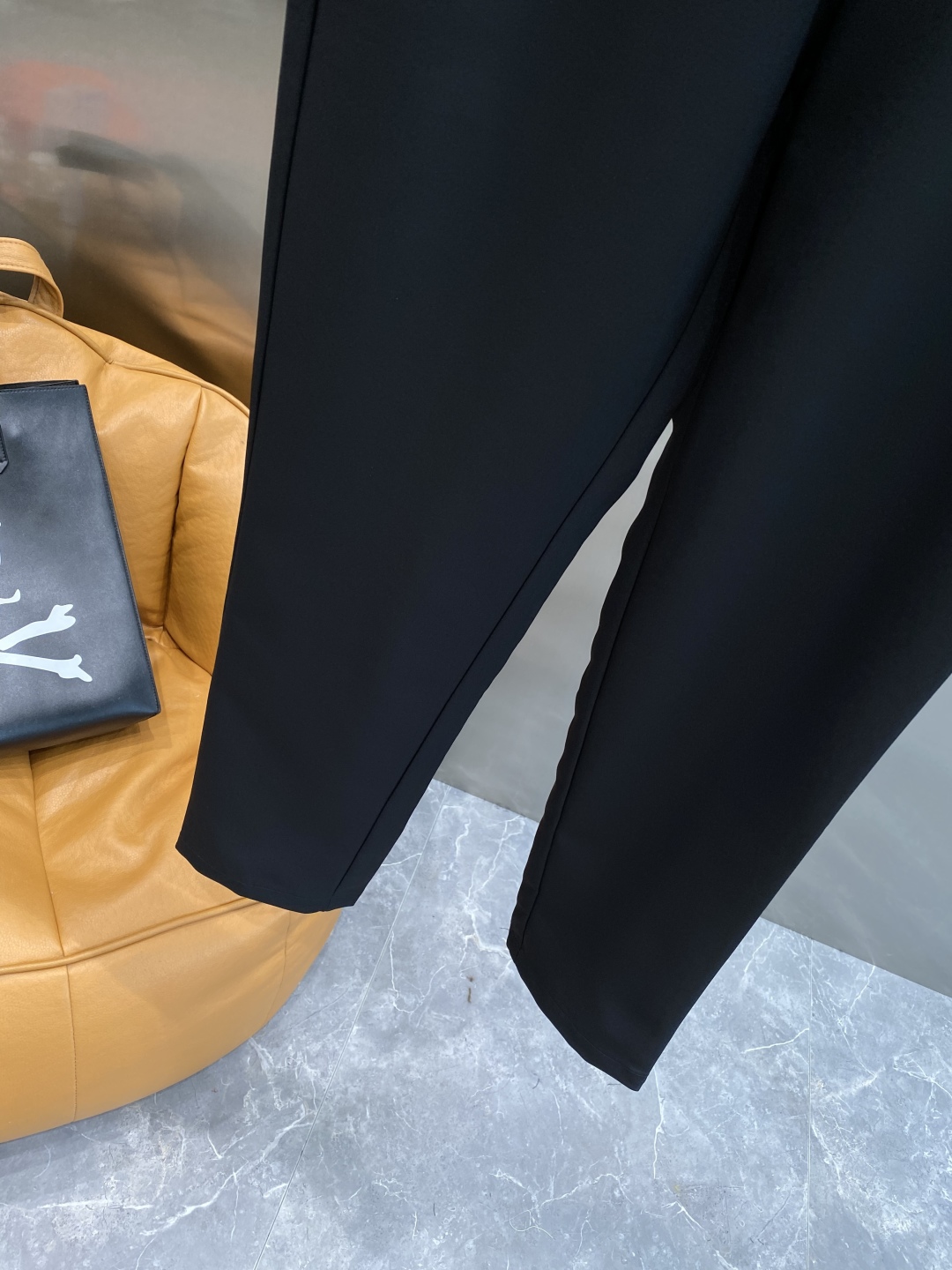 “New York House: 205 Leisure Shorts with Trophies Design and Fabric Customization” - 图片 6