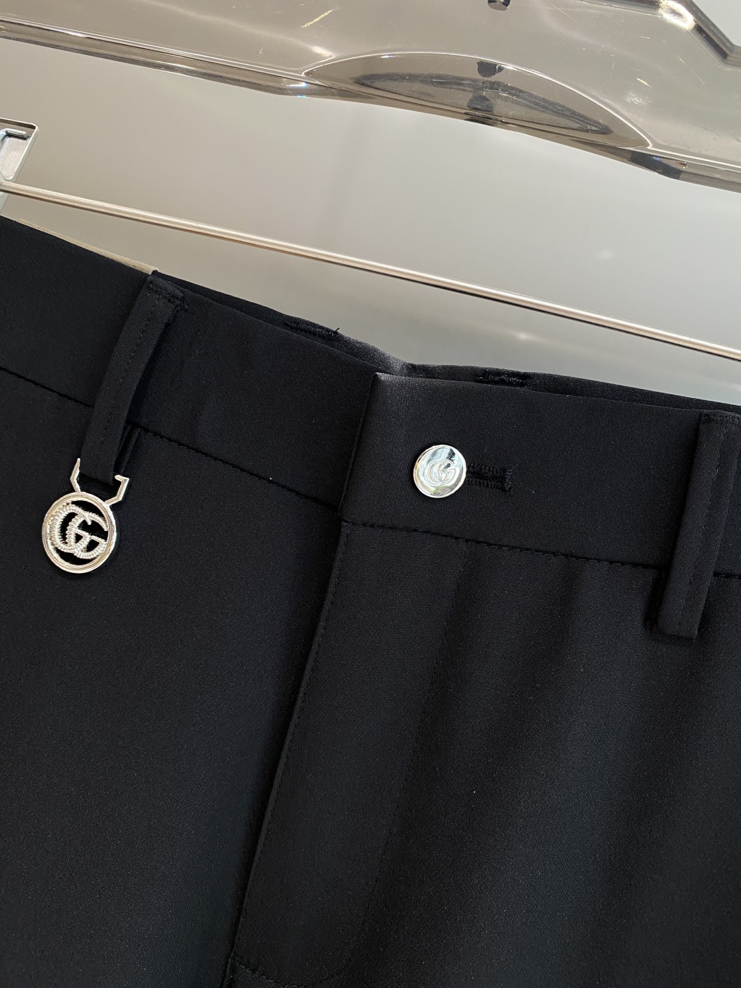 “New York House: 205 Leisure Shorts with Trophies Design and Fabric Customization” - 图片 4