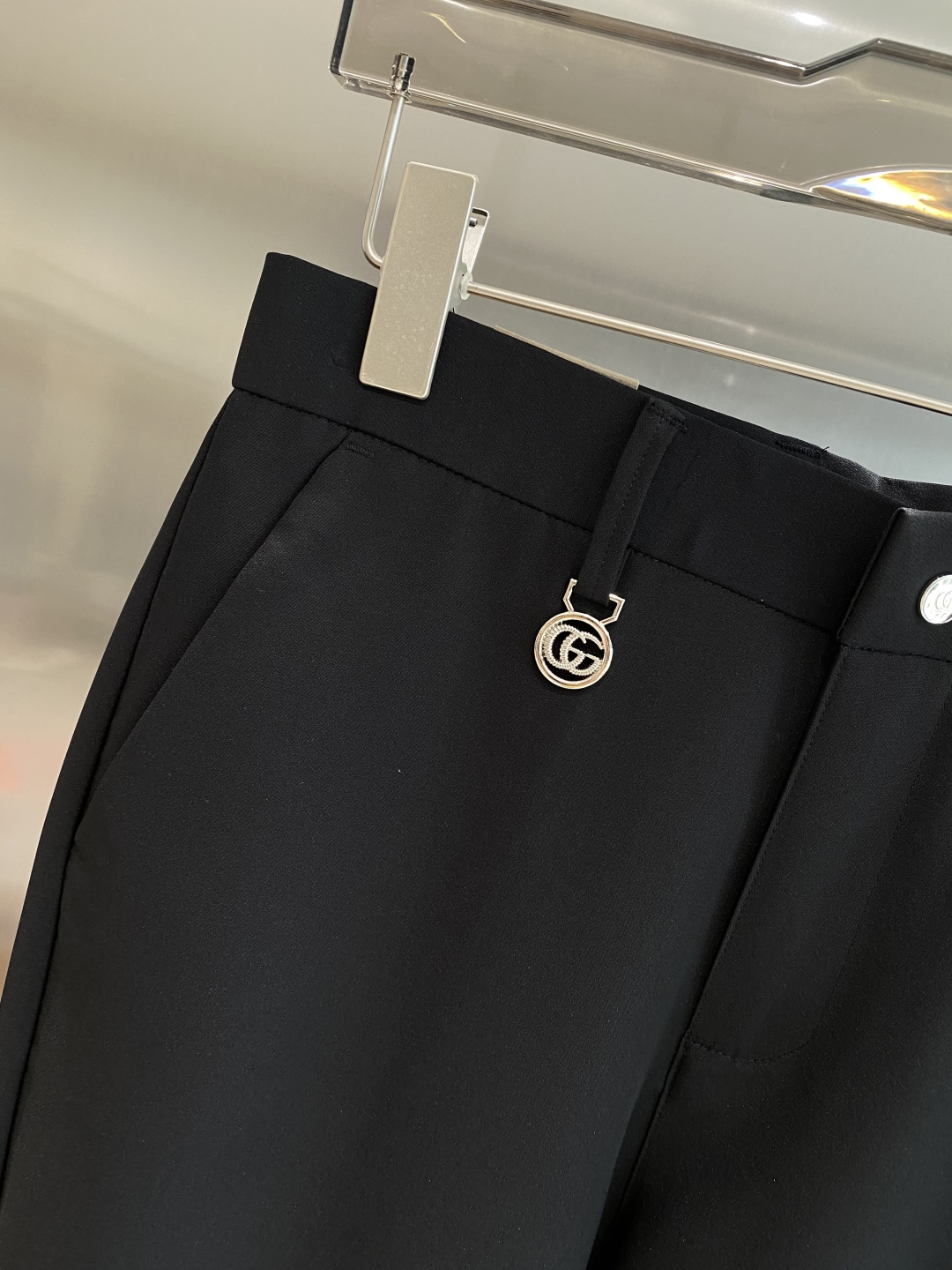 “New York House: 205 Leisure Shorts with Trophies Design and Fabric Customization” - 图片 5
