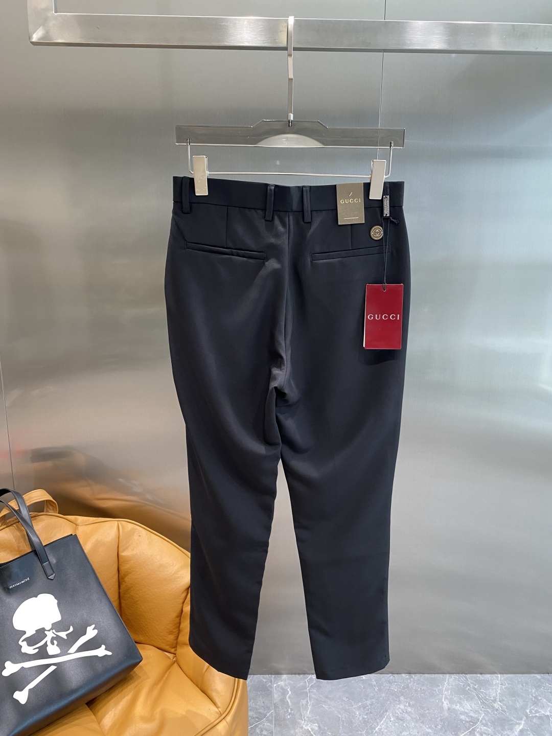 “New York House: 205 Leisure Shorts with Trophies Design and Fabric Customization” - 图片 8