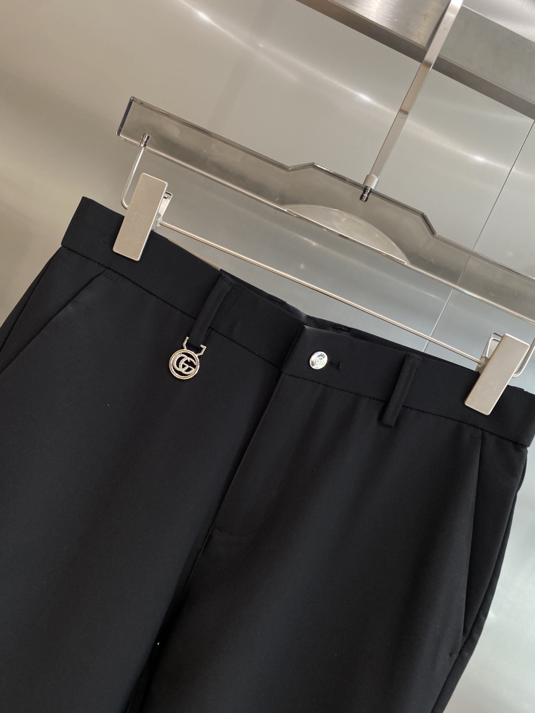 “New York House: 205 Leisure Shorts with Trophies Design and Fabric Customization” - 图片 3