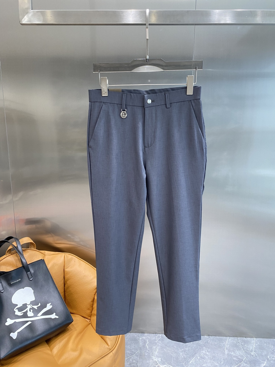 “New York House: 205 Leisure Shorts with Trophies Design and Fabric Customization” - 图片 2