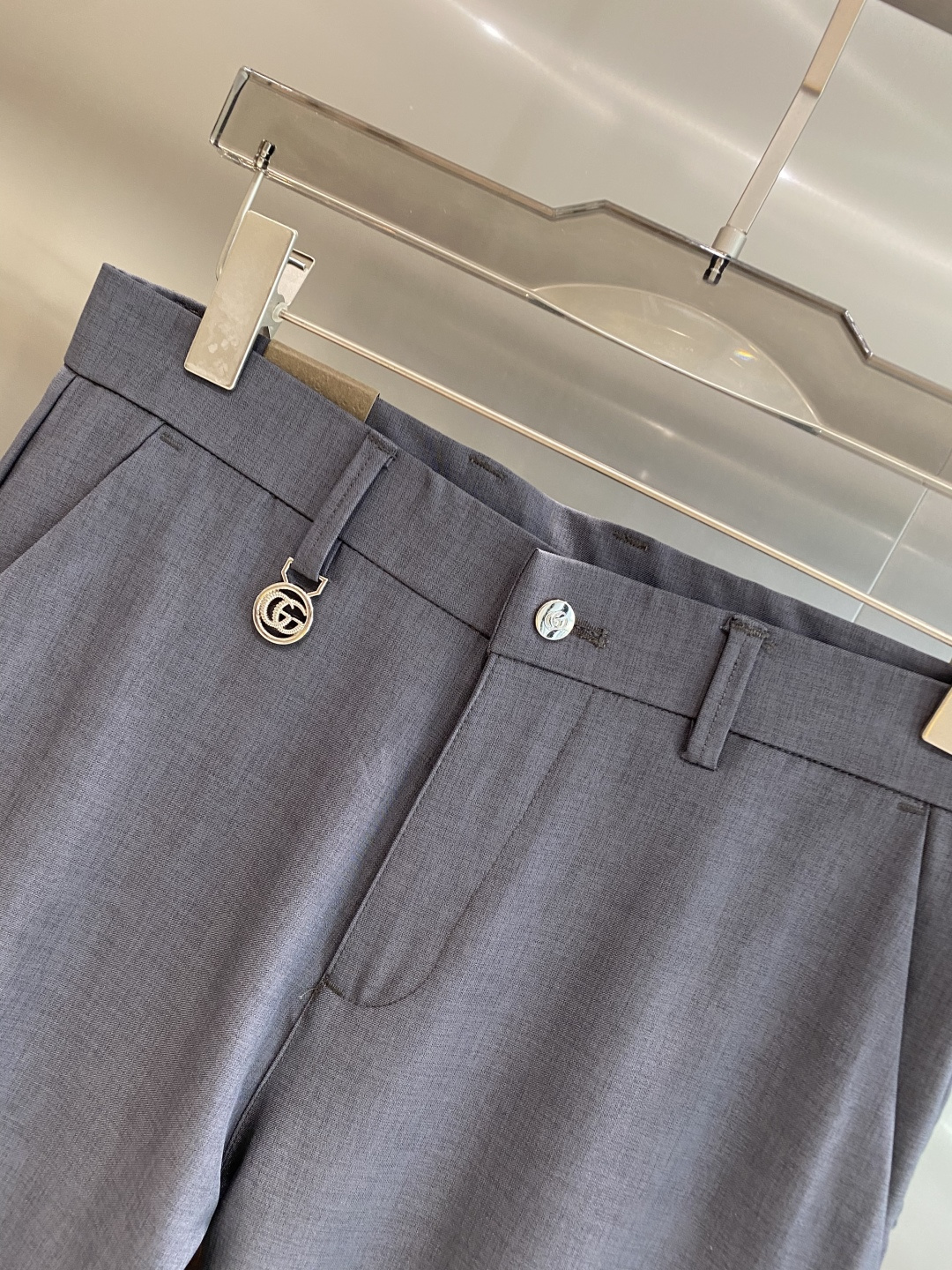 “New York House: 205 Leisure Shorts with Trophies Design and Fabric Customization” - 图片 3