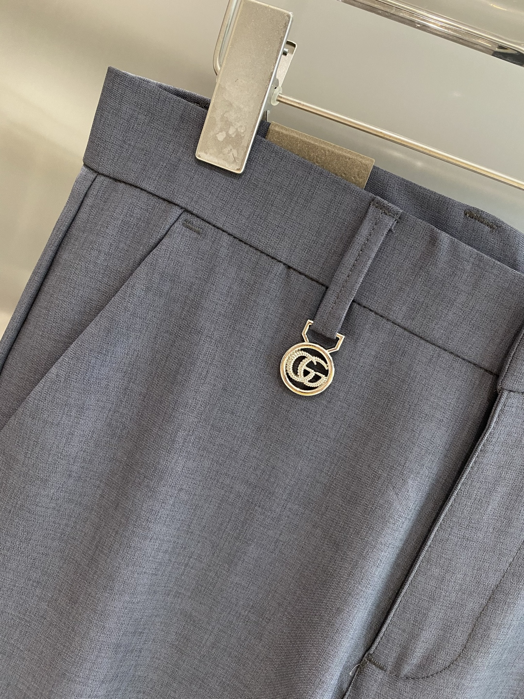 “New York House: 205 Leisure Shorts with Trophies Design and Fabric Customization” - 图片 4