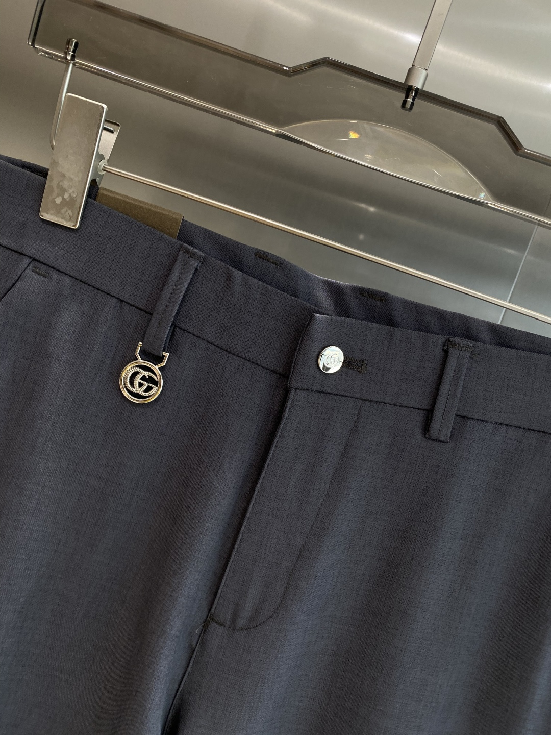 “New York House: 205 Leisure Shorts with Trophies Design and Fabric Customization” - 图片 5