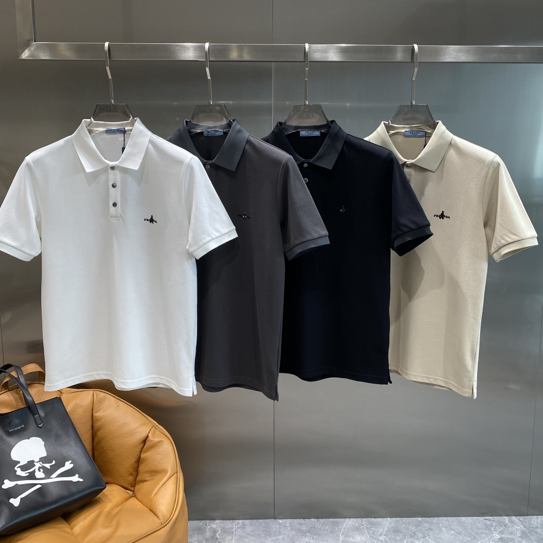 NO:491869,'Pujia' 2025ssHK counter has the same style as the same style as the new short-sleeved lapel Polo, which uses customized bead floor cotton fabric, and the brand letters on the chest are made of craftsmanship to mark the brand luxury. A must-have item for high-end people, those who know the goods are welcome to compare the counter. Code M-3XL the next day, prada, T-shirt, alexander wang19860909《普家》 2025ssHK专柜同款同步上新短袖翻领Polo,采用订制珠地棉面料,胸前品牌字母采用工艺构成标志彰显品牌奢华 高端人士必备单品,懂货的来欢迎对比专柜 .码数M-3XL隔天,,prada,T-shirt,alexander wang,Men's clothing