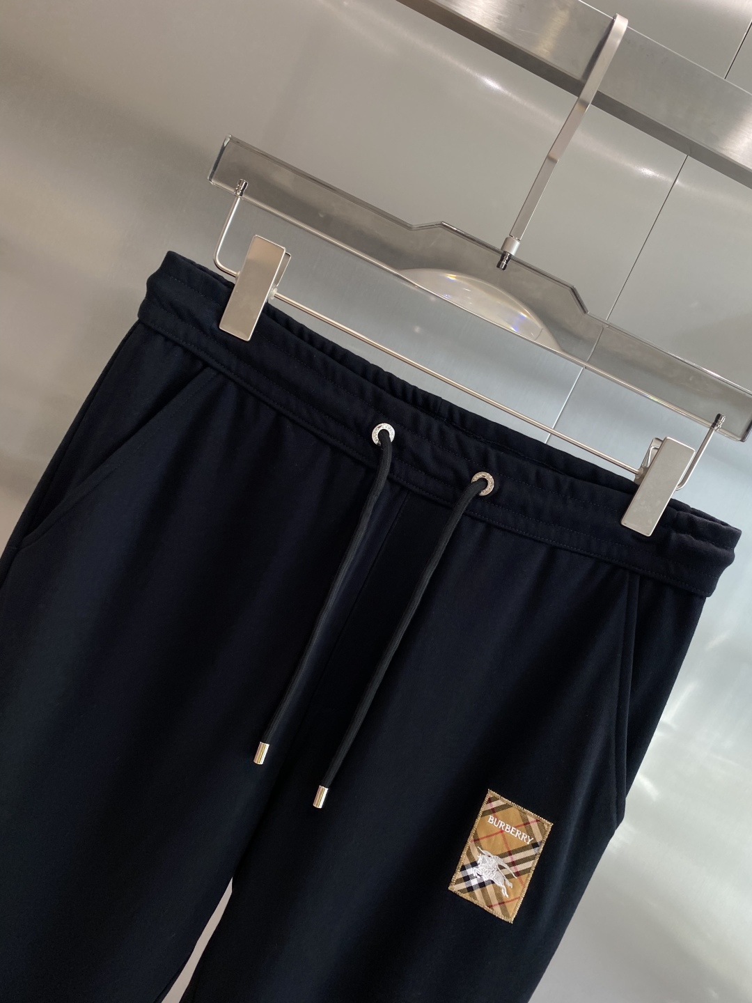 2025 Spring & Summer: Top New Leisure Pants with Classic Logo & Custom Fabics - 图片 3