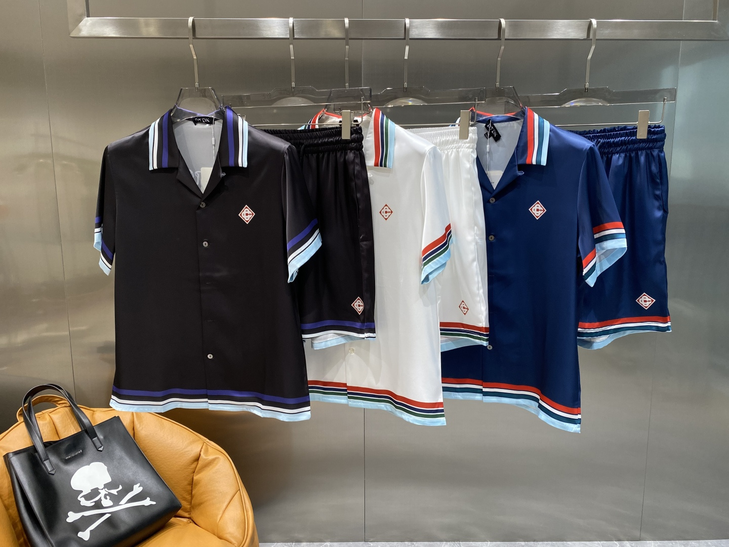 NO:509108,'Donkey Family' Casual pajamas set High-order silk silk fabric upgrade process upgrade Home clothing High-order Russian silk fabric skin-friendly and comfortable Home essentials Do not machine wash silk products, recommended to hand wash or wash bag code M-3XL the next day, louis vuitton, louis vuitton, real silk, alexander wang19860909《驴家》 休闲睡衣套装 高订天绸丝面料升级工艺升级 家居服 高定俄罗丝面料亲肤轻柔舒适 家居必备 真丝产品切勿机洗,建议 手洗或者洗衣袋洗 码数M-3XL隔天,,louis vuitton,louis vuitton,real silk,alexander wang,Men's clothing