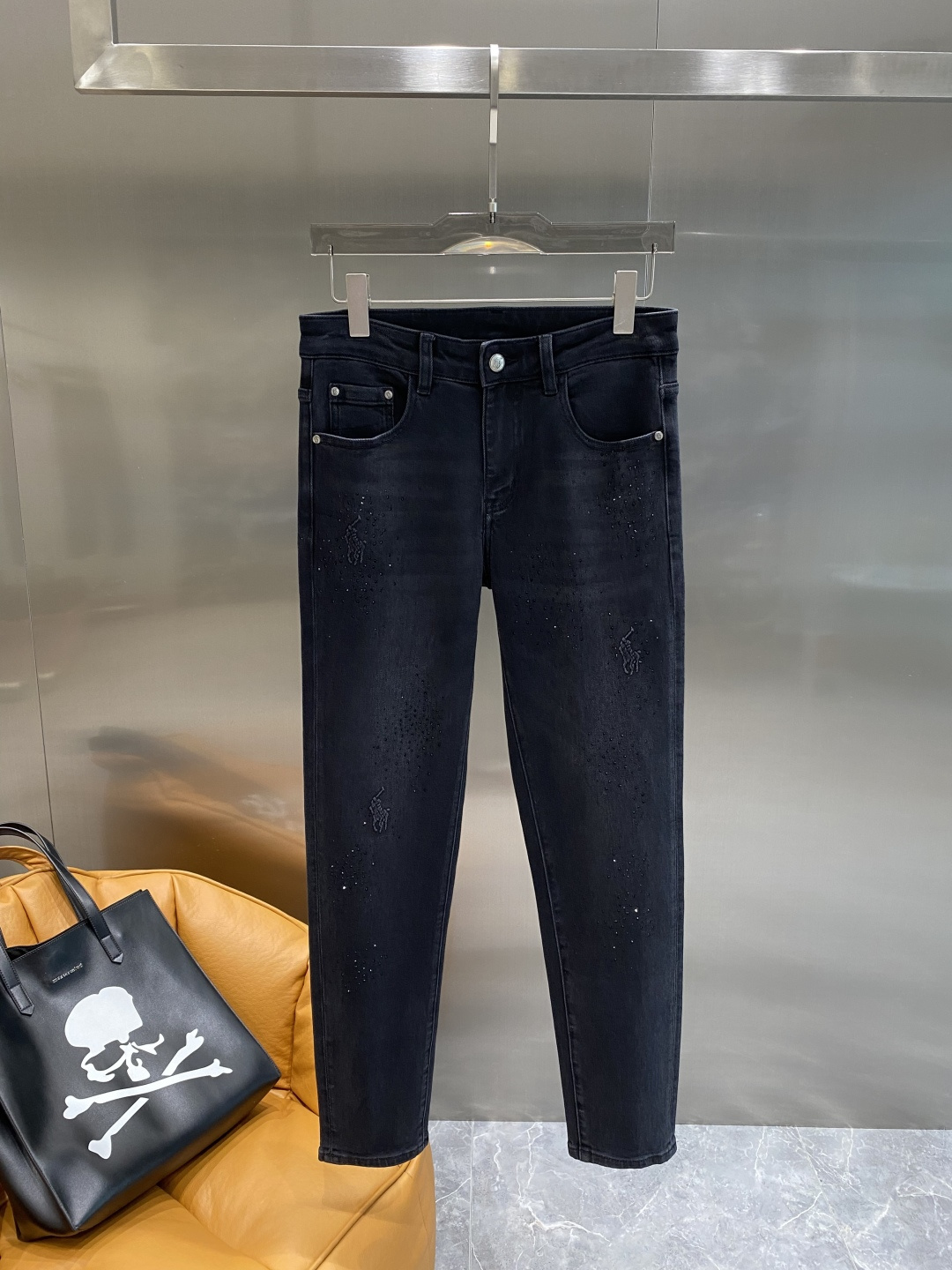 NO:500525,'POLO Home' 2025 autumn and winter new men's jeans have good elasticity fabric. Exclusively available, fashionable and elegant, heavy craftsmanship design. It uses primary color yeast washing technology, with hardware decoration, genuine leather brand, exquisite car line is made of Turkish cotton, and produces the most famous tannin cloth. It is of excellent quality, and the pants are soft after heavy washing!  Not picky about others, the upper body is absolutely stylish!  29-36 The next day, jeans,alexander wang19860909《POLO家》 2025秋冬新品男士牛仔裤 面料弹性好.独家发售,时尚优雅 重工艺设计.采用原色酵母水洗工艺 配五金装饰 真皮皮牌 精致车线选用土耳其的棉花 生产出最有名的单宁布 品质卓然,经过重水洗使得裤子很柔软！不挑人 上身绝对的有型！29-36隔天,,jeans,alexander wang,Men's clothing