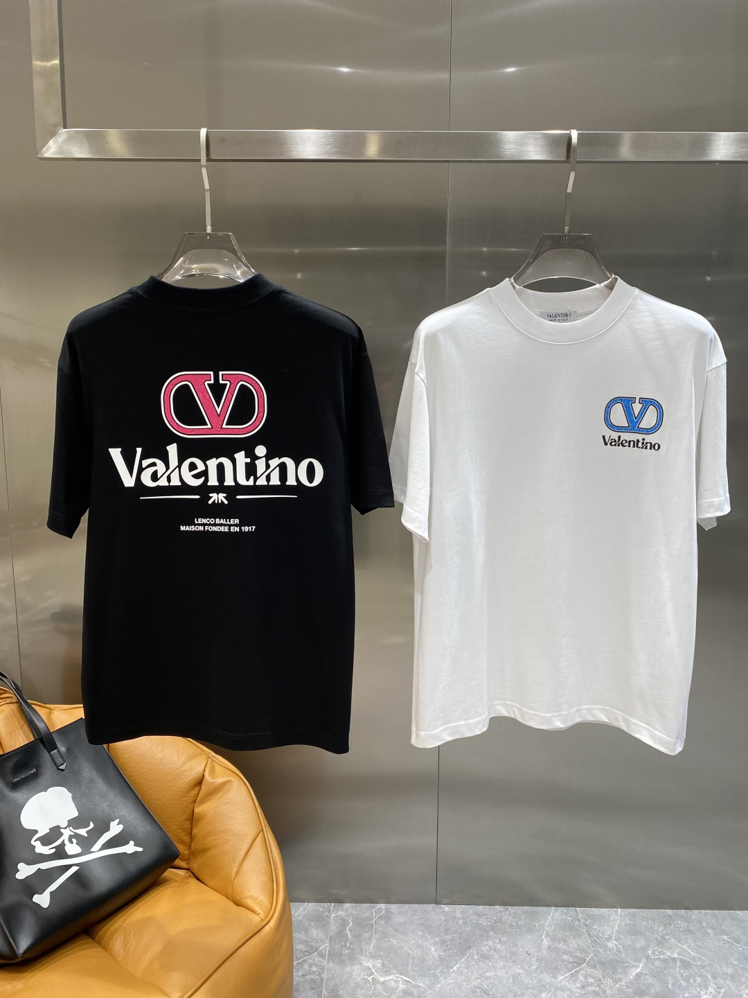 NO:491547,'Wallon Home' 2025ss Spring and Summer High-quality Pure Cotton Short-sleeved T-shirt, top-level original quality, current latest craftsmanship requirements, top-level orders require car line workmanship, super easy to match, top-level customization, matching details, quality and tailoring design are all first-class, custom imported cotton fabrics!  Full of style, light and versatile color matching. S-XXL the next day, valentino, T-shirt, tees, t-shirt, alexander wang19860909《华伦家》 2025ss春夏高品质纯棉短袖T恤,顶级原单品质,当下最新工艺要求,顶级订单要求车线做工,超级好搭配,顶级定制,搭配整件细节 ,品质及剪裁设计都堪称一流,定制进口纯棉面料！型格十足,配色轻熟百搭.S-XXL隔天,,valentino,T-shirt,tees，t-shirt,alexander wang,Men's clothing