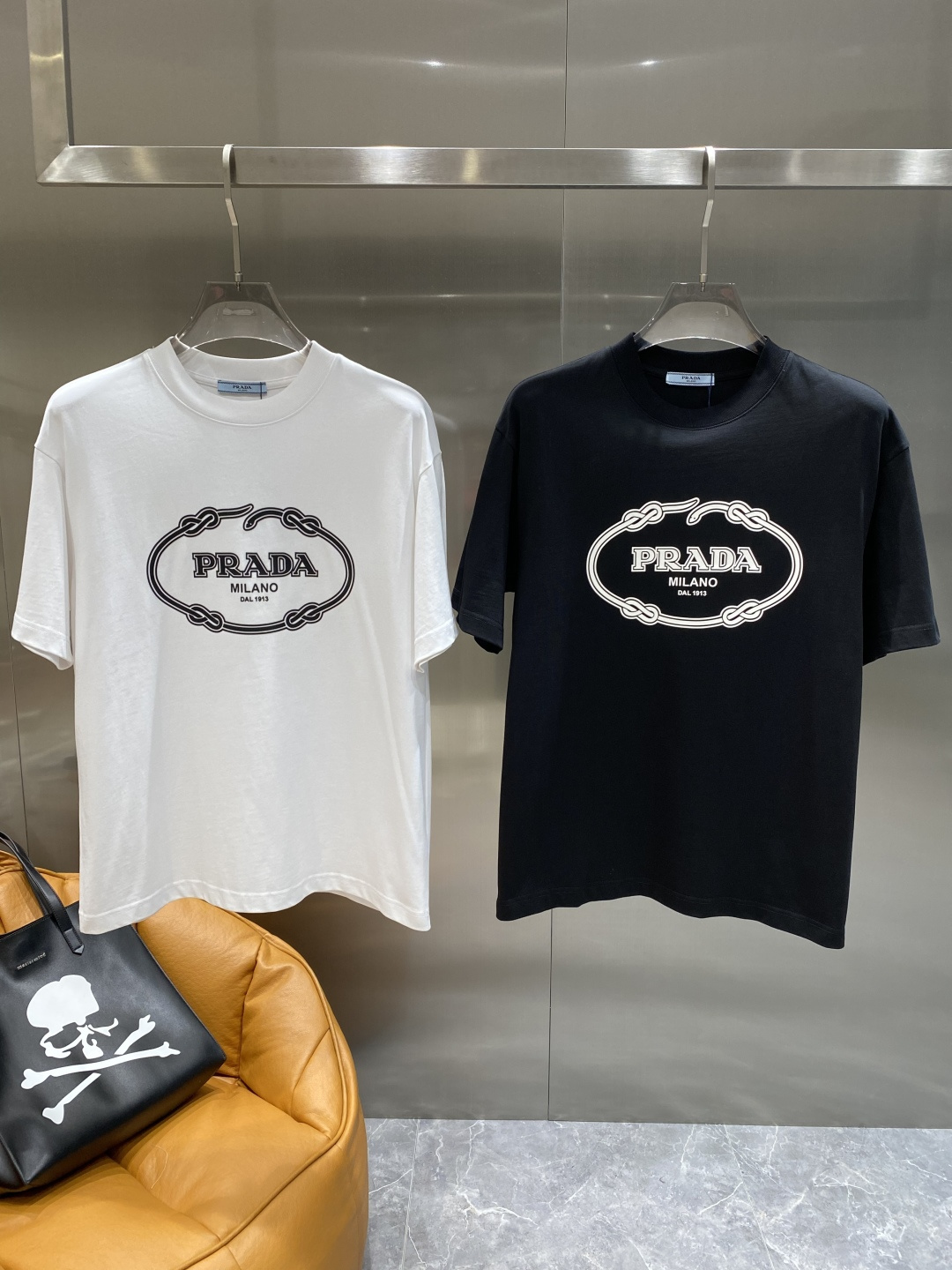 NO:491555,'Pujia' 2025ss Spring and Summer High-quality Pure Cotton Short-sleeved T-shirt, top-level original order quality, current latest craftsmanship requirements, top-level orders require car line workmanship, super easy to match, top-level customization, matching details, quality and tailoring design are all first-class, custom imported pure cotton fabrics!  Full of style, light and versatile color matching. S-XXL the next day, prada, T-shirt, tees, t-shirt, alexander wang19860909《普家》 2025ss春夏高品质纯棉短袖T恤,顶级原单品质,当下最新工艺要求,顶级订单要求车线做工,超级好搭配,顶级定制,搭配整件细节 ,品质及剪裁设计都堪称一流,定制进口纯棉面料！型格十足,配色轻熟百搭.S-XXL隔天,,prada,T-shirt,tees，t-shirt,alexander wang,Men's clothing