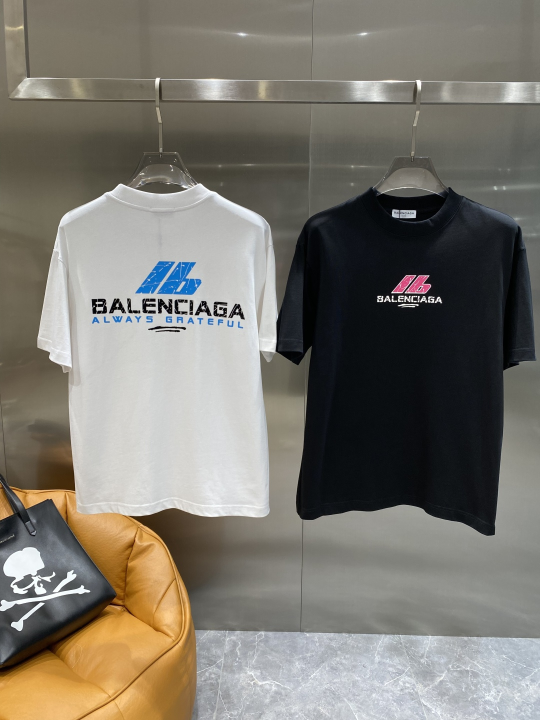 NO:491498,'Paris Home' 2025 new short-sleeved products!  Original custom fabric, soft touch. Top imported private goods, fashionable design, trendy short sleeves, undeniable quality, excellent effect on the upper body, the same style as the luxury official website!  Size S-XXL the next day, balenciaga, T-shirt, alexander wang19860909《巴黎家》 2025款新品短袖！原版定制面料,手感柔软.顶级进口私货,时尚设计潮流短袖,不失奢华 品质毋庸置疑 上身效果超赞,奢华官网同款！尺码S-XXL隔天,,balenciaga,T-shirt,alexander wang,Men's clothing