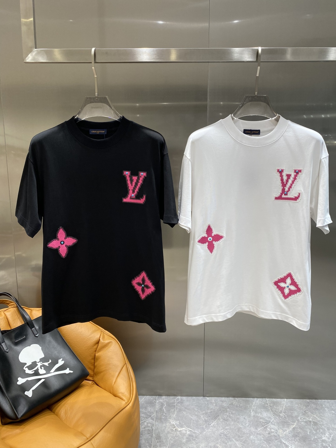 NO:491484,'Donkey Family' LV 2025 latest short-sleeved T-shirt, original logo, customized fabric, soft feel, comfortable to wear, fine workmanship. The upper body effect is invincible and handsome, the next day,,louis vuitton,louis vuitton,louis vuitton,t-shirt,tees,t-shirt,alexander wang19860909《驴家》 LV 2025最新款短袖T恤,原标 定制面料,手感柔软,穿着舒适,做工精细.上身效果无敌帅气, 码数 S-2xl隔天,,louis vuitton,louis vuitton,louis vuitton,T-shirt,tees，t-shirt,alexander wang,Men's clothing