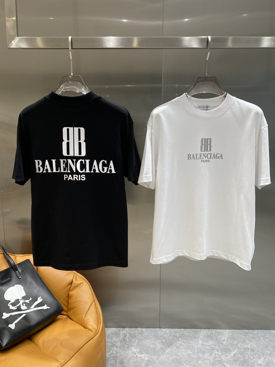 NO:491482,'Paris Home' 2025 new short-sleeved product!  Original custom fabric, soft touch. Top imported private goods, fashionable design, trendy short sleeves, undeniable quality, excellent effect on the upper body, the same style as the luxury official website!  Size S-XXL the next day, balenciaga, T-shirt, alexander wang19860909《巴黎家》 2025款新品短袖！原版定制面料,手感柔软.顶级进口私货,时尚设计潮流短袖,不失奢华 品质毋庸置疑 上身效果超赞,奢华官网同款！尺码S-XXL隔天,,balenciaga,T-shirt,alexander wang,Men's clothing