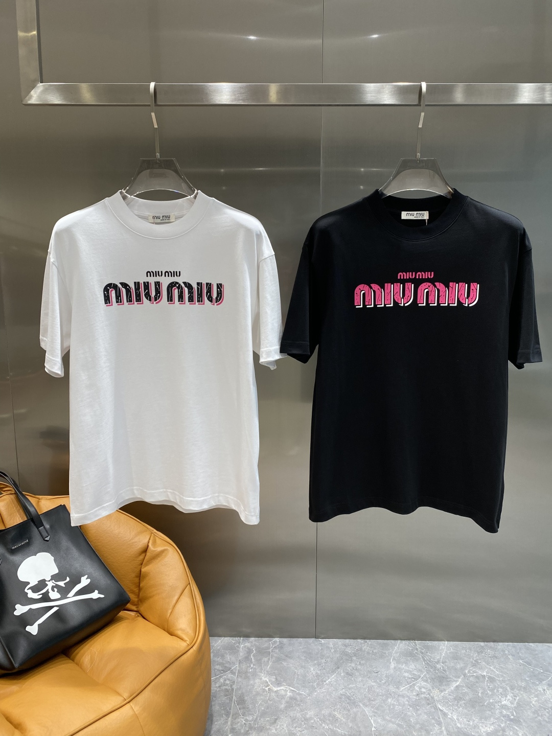 NO:491489,'MIU Home' 2025 new short-sleeved product!  Original custom fabric, soft touch. Top imported private goods, fashionable design, trendy short sleeves, undeniable quality, excellent effect on the upper body, the same style as the luxury official website!  Size S-XXL the next day, miumiu, T-shirt, alexander wang19860909《MIU家》 2025款新品短袖！原版定制面料,手感柔软.顶级进口私货,时尚设计潮流短袖,不失奢华 品质毋庸置疑 上身效果超赞,奢华官网同款！尺码S-XXL隔天,,miumiu,T-shirt,alexander wang,Men's clothing