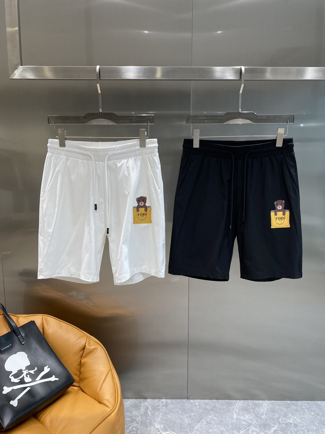 NO:491546,'Fenjia' 2025ss summer new style original single counter casual shorts, luxurious classic brand original LOGO accessories, hot-selling models for the counter, very comfortable to wear, low-key and luxurious, very classy when worn, there is no need to say much about the trouser style and cutting. The upper body is exquisite and vivid, high-end and top-quality, and the real palace-level casual pants are of excellent quality, and the pants are soft after heavy washing!  Not picky about people, the upper body is absolutely stylish and extremely luxurious. Size M-3XL, fendi, shorts, alexander wang19860909《芬家》 2025ss夏季新款原单专柜休闲短裤,奢华经典品牌原版LOGO配饰 专柜热销款 身穿着非常舒适 低调不失奢华 穿出去非常有档次 裤型款式和裁剪亦无需多言 上身精致跃然高档一等一顶级质料 真正殿堂级的休闲裤 品质卓然,经过重水洗使得裤子很柔软！不挑人 上身绝对的有型 极度奢华. 尺码M-3XL,,fendi,shorts,alexander wang,Men's clothing