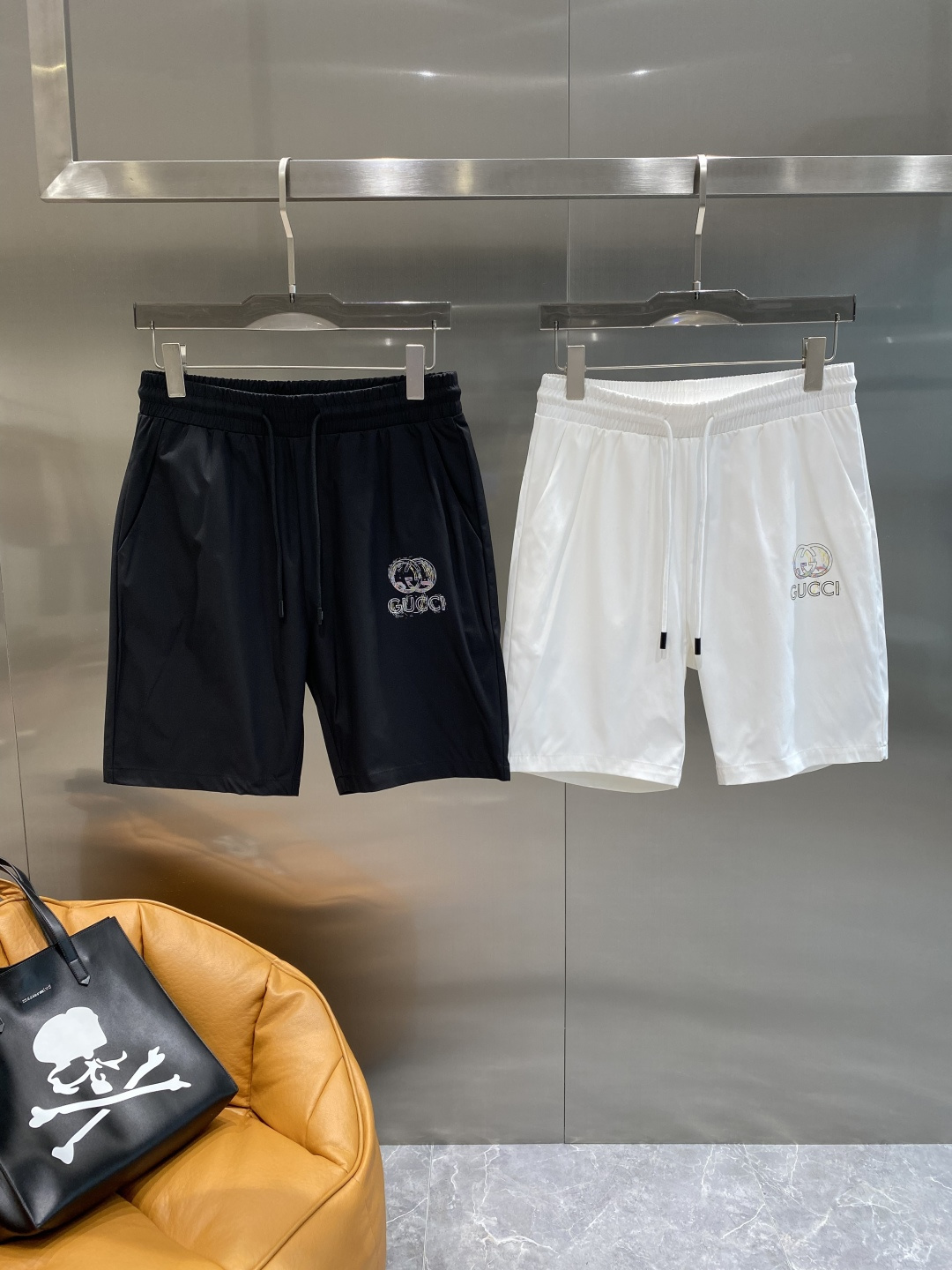 NO:491497,'Guqi' 2025ss summer new style original single counter casual shorts, luxurious classic brand original LOGO accessories, hot-selling models for the counter, very comfortable to wear, low-key and luxurious, very classy when worn, there is no need to say much about the trouser style and cutting. The upper body is exquisite and vivid, high-end and top-quality, and the real palace-level casual pants are of excellent quality, and the pants are soft after heavy washing!  Not picky about people, the upper body is absolutely stylish and extremely luxurious. Size M-3XL, shorts, alexander wang19860909《古奇 》 2025ss夏季新款原单专柜休闲短裤,奢华经典品牌原版LOGO配饰 专柜热销款 身穿着非常舒适 低调不失奢华 穿出去非常有档次 裤型款式和裁剪亦无需多言 上身精致跃然高档一等一顶级质料 真正殿堂级的休闲裤 品质卓然,经过重水洗使得裤子很柔软！不挑人 上身绝对的有型 极度奢华. 尺码M-3XL,,shorts,alexander wang,Men's clothing