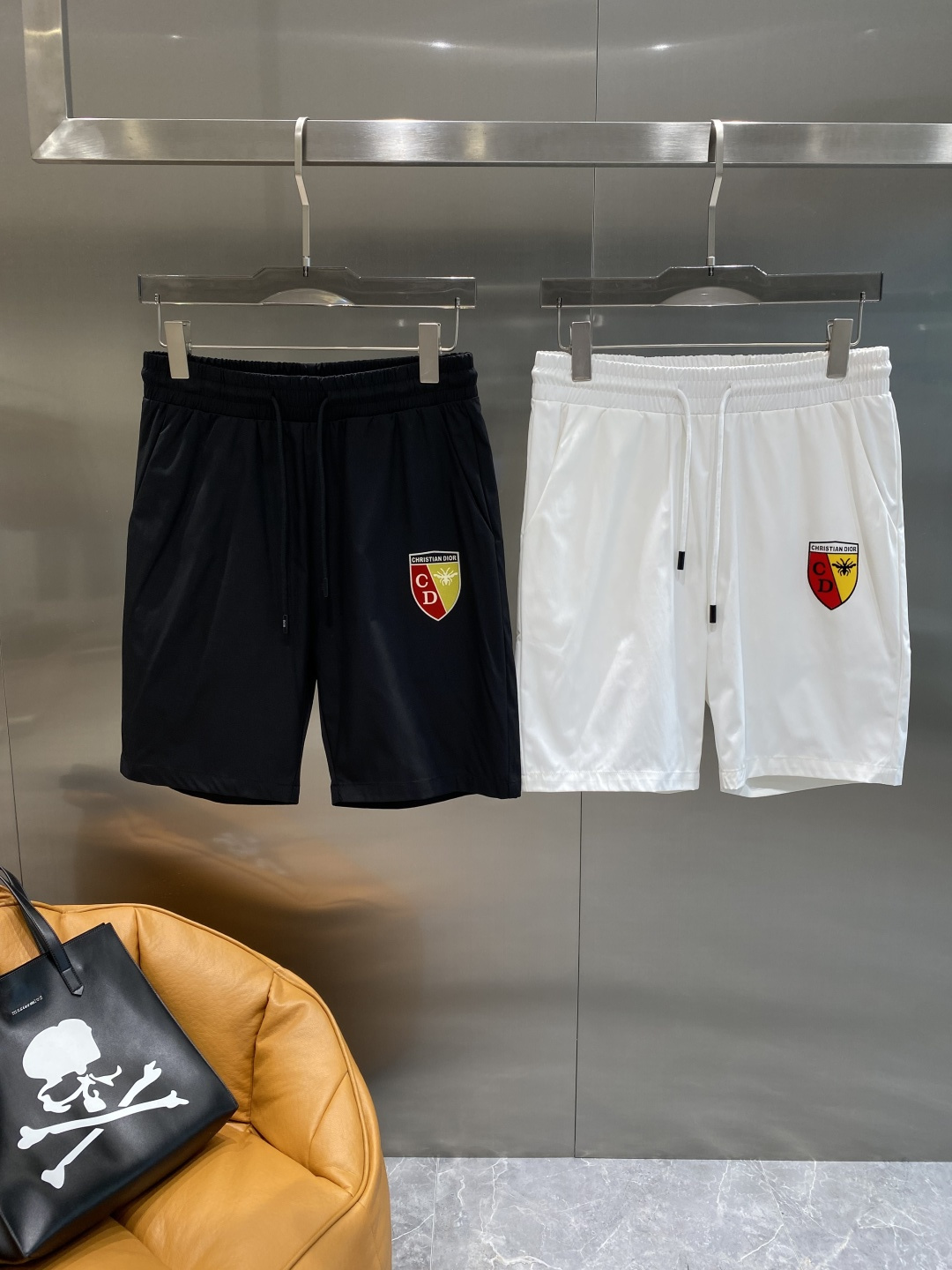 NO:491538,'Dijia' 2025ss summer new style original single counter casual shorts, luxurious classic brand original LOGO accessories, hot-selling models for the counter, very comfortable to wear, low-key and luxurious, very classy when worn, there is no need to say much about the trouser style and cutting, the upper body is exquisite and vivid, high-end and top-quality, and the real palace-level casual pants are of excellent quality, and the pants are soft after heavy washing!  Not picky about people, the upper body is absolutely stylish and extremely luxurious. Size M-3XL, dior, shorts, alexander wang19860909《迪家》 2025ss夏季新款原单专柜休闲短裤,奢华经典品牌原版LOGO配饰 专柜热销款 身穿着非常舒适 低调不失奢华 穿出去非常有档次 裤型款式和裁剪亦无需多言 上身精致跃然高档一等一顶级质料 真正殿堂级的休闲裤 品质卓然,经过重水洗使得裤子很柔软！不挑人 上身绝对的有型 极度奢华. 尺码M-3XL,,dior,shorts,alexander wang,Men's clothing