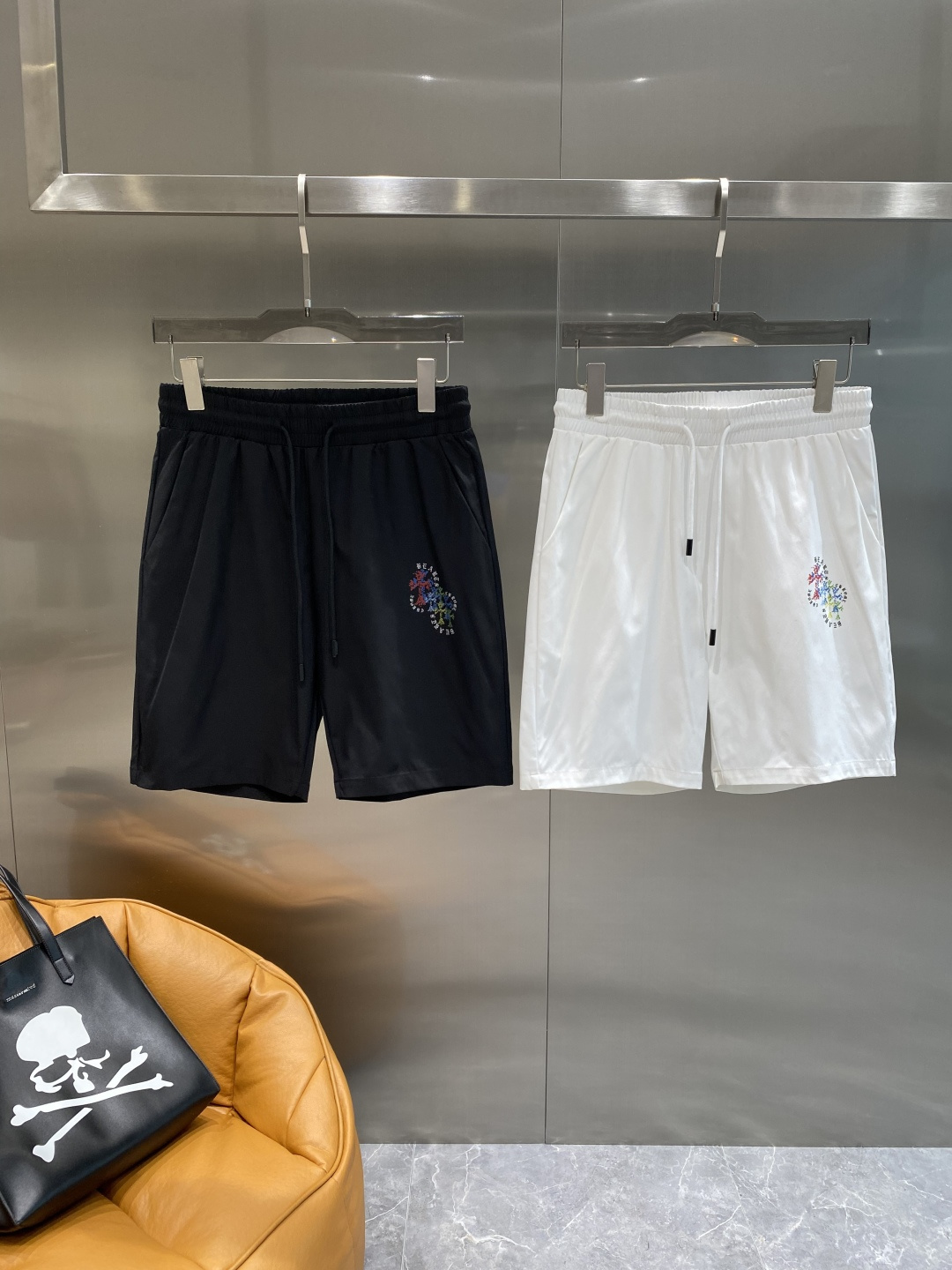 NO:491530,'Kejia' 2025ss summer new style original single counter casual shorts, luxurious classic brand original LOGO accessories, hot-selling models for the counter, very comfortable to wear, low-key and luxurious, very classy when worn, there is no need to say much about the trouser style and cutting. The upper body is exquisite and vivid, high-end and top-quality materials. Really palace-level casual pants are of excellent quality, and the pants are soft after heavy washing!  Not picky about people, the upper body is absolutely stylish and extremely luxurious. Size M-3XL, shorts, alexander wang19860909《克家》 2025ss夏季新款原单专柜休闲短裤,奢华经典品牌原版LOGO配饰 专柜热销款 身穿着非常舒适 低调不失奢华 穿出去非常有档次 裤型款式和裁剪亦无需多言 上身精致跃然高档一等一顶级质料 真正殿堂级的休闲裤 品质卓然,经过重水洗使得裤子很柔软！不挑人 上身绝对的有型 极度奢华. 尺码M-3XL,,shorts,alexander wang,Men's clothing