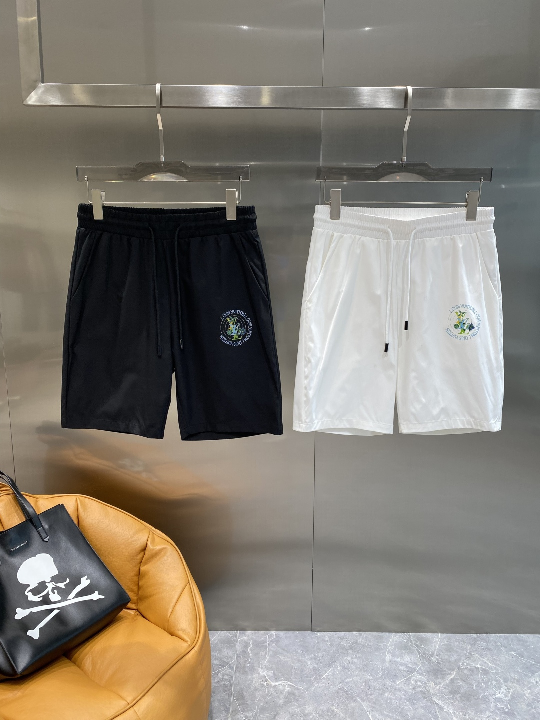 NO:491523,'Donkey Family' 2025ss summer new style original single counter casual shorts, luxurious classic brand original LOGO accessories, hot-selling models for the counter, very comfortable to wear, low-key and luxurious, very classy when worn, there is no need to say much about the trouser style and cutting. The upper body is exquisite and vivid, high-end and top-quality materials. Real palace-level casual pants are of excellent quality, and the pants are soft after heavy washing!  Not picky about people, the upper body is absolutely stylish and extremely luxurious. Size M-3XL, louis vuitton,louis vuitton,shorts,alexander wang19860909《驴家》 2025ss夏季新款原单专柜休闲短裤,奢华经典品牌原版LOGO配饰 专柜热销款 身穿着非常舒适 低调不失奢华 穿出去非常有档次 裤型款式和裁剪亦无需多言 上身精致跃然高档一等一顶级质料 真正殿堂级的休闲裤 品质卓然,经过重水洗使得裤子很柔软！不挑人 上身绝对的有型 极度奢华. 尺码M-3XL,,louis vuitton,louis vuitton,shorts,alexander wang,Men's clothing