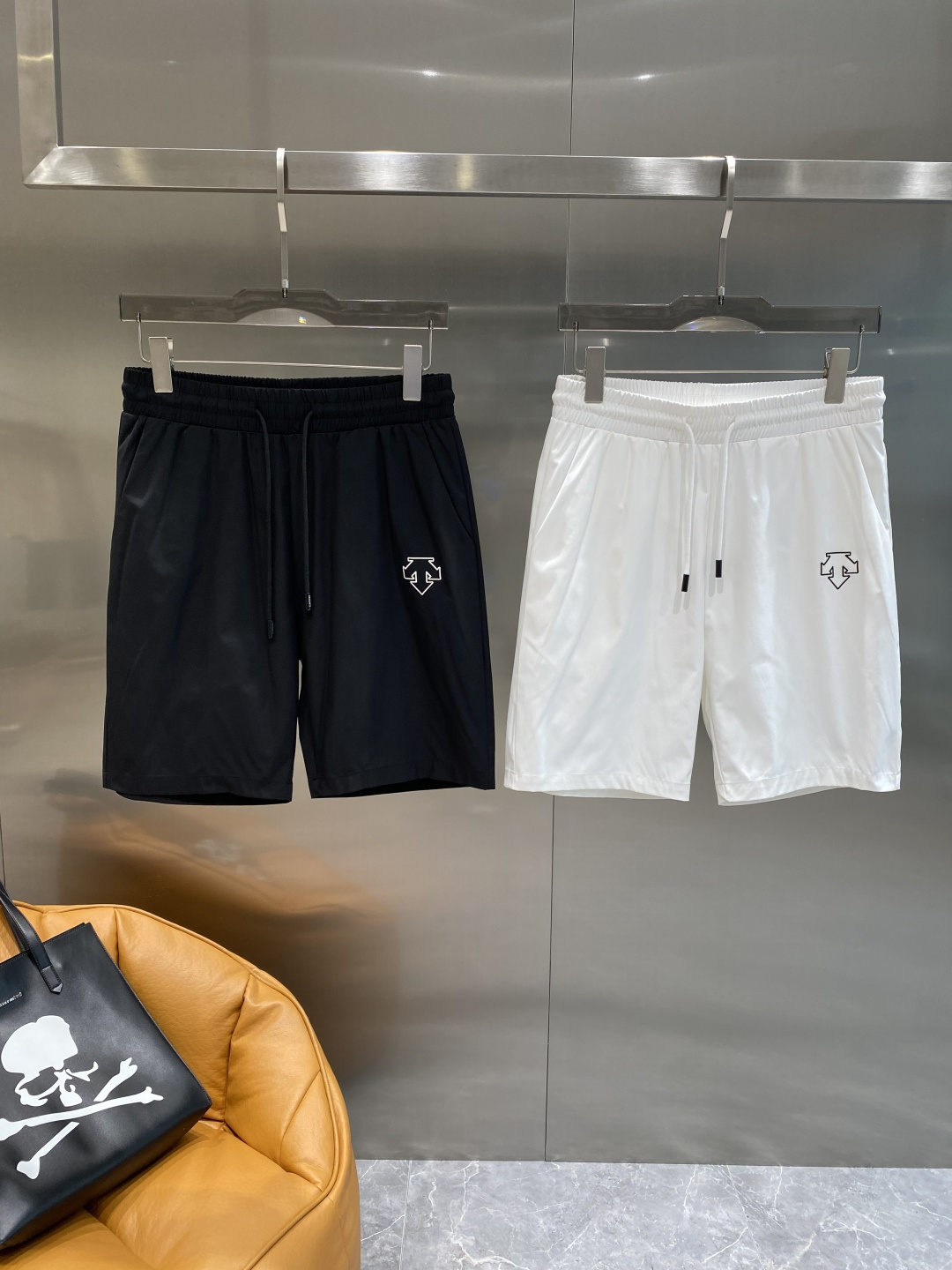 NO:491515,'Dijia' 2025ss summer new style original single counter casual shorts, luxurious classic brand original LOGO accessories, hot-selling models for the counter, very comfortable to wear, low-key and luxurious, very classy when worn, there is no need to say much about the trouser style and cutting, the upper body is exquisite and vivid, high-end and top-quality, and the real palace-level casual pants are of excellent quality, and the pants are soft after heavy washing!  Not picky about people, the upper body is absolutely stylish and extremely luxurious. Size M-3XL, dior, shorts, alexander wang19860909《迪家》 2025ss夏季新款原单专柜休闲短裤,奢华经典品牌原版LOGO配饰 专柜热销款 身穿着非常舒适 低调不失奢华 穿出去非常有档次 裤型款式和裁剪亦无需多言 上身精致跃然高档一等一顶级质料 真正殿堂级的休闲裤 品质卓然,经过重水洗使得裤子很柔软！不挑人 上身绝对的有型 极度奢华. 尺码M-3XL,,dior,shorts,alexander wang,Men's clothing