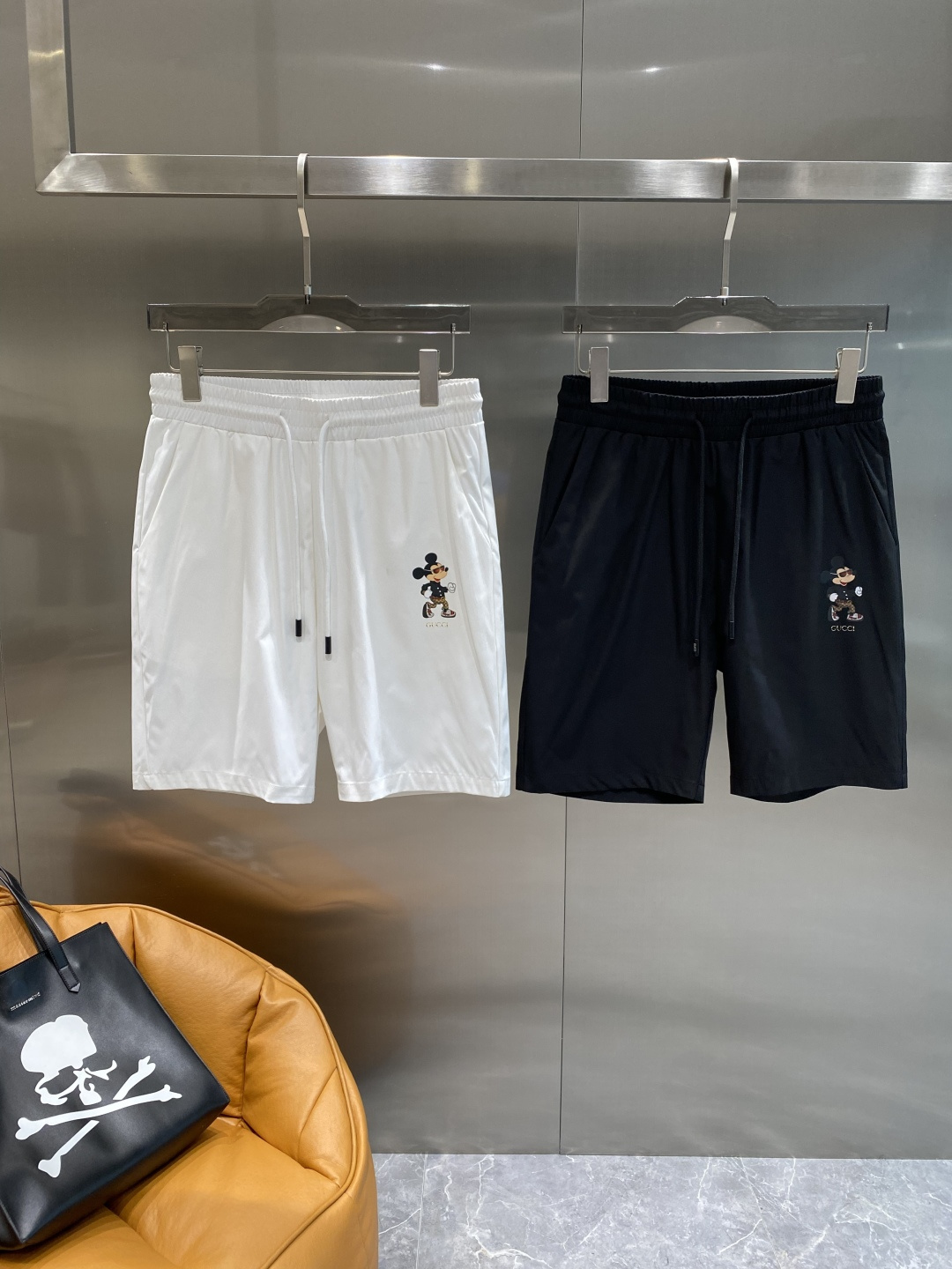 NO:491506,'Gujia' 2025ss summer new style original single counter casual shorts, luxurious classic brand original LOGO accessories, hot-selling models for the counter, very comfortable to wear, low-key and luxurious, very classy when worn, there is no need to say much about the trouser style and cutting. The upper body is exquisite and vivid, high-end and top-quality materials. Really palace-level casual pants are of excellent quality, and the pants are soft after heavy washing!  Not picky about people, the upper body is absolutely stylish and extremely luxurious. Size M-3XL, gucci, shorts, alexander wang19860909《古家》 2025ss夏季新款原单专柜休闲短裤,奢华经典品牌原版LOGO配饰 专柜热销款 身穿着非常舒适 低调不失奢华 穿出去非常有档次 裤型款式和裁剪亦无需多言 上身精致跃然高档一等一顶级质料 真正殿堂级的休闲裤 品质卓然,经过重水洗使得裤子很柔软！不挑人 上身绝对的有型 极度奢华. 尺码M-3XL,,gucci,shorts,alexander wang,Men's clothing