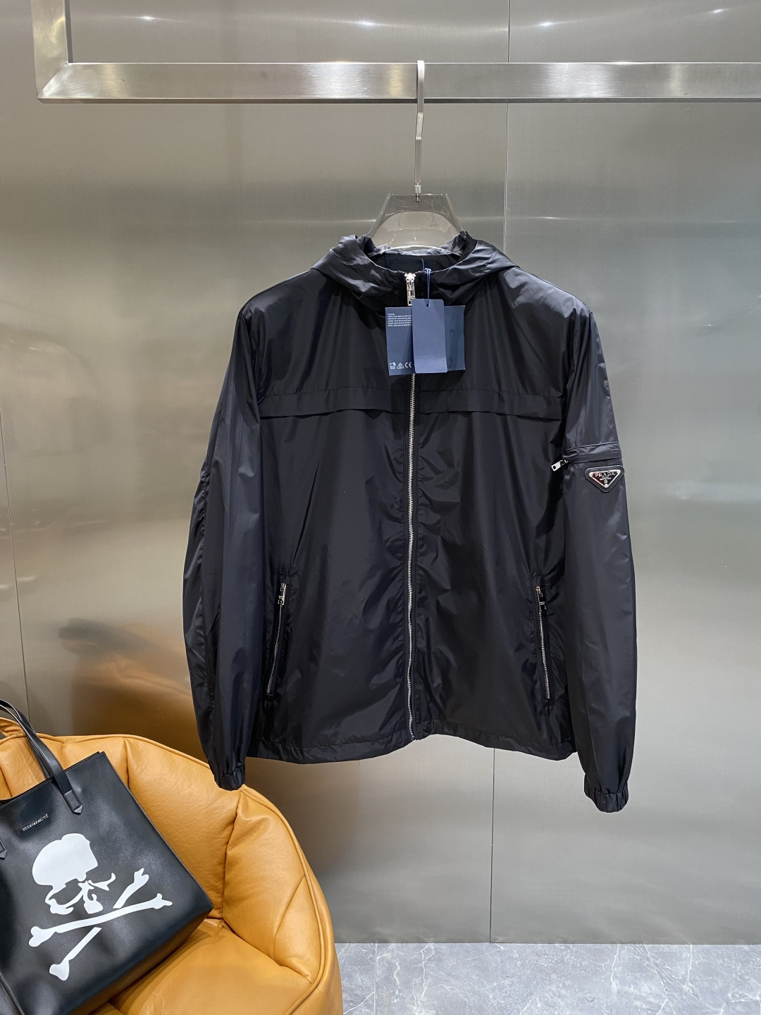 NO:494017,'Pujia' 2025 autumn and winter new jacket This jacket is made of counter renewable nylon fabric fabric, which is particularly eye-catching with the sporty style and exquisite simple tone. The recycled nylon fabric fabric is a dense and light waterproof fabric made of fine microfiber yarn made of recycled plastic material. The jacket is designed with a regular style, straight sleeves and straight hem design, with heat sealed tape seams in the inner side size S-XXL the next day, prada, jackets & coats, alexander wang19860909《普家》 2025秋冬新款外套 这款外套采用专柜可再生尼龙织物面料打造,运动格调和精美的简约基调令其分外夺目.再生尼龙织物面料是再生塑料材质所制的精细微纤维纱线打造的密实轻盈防水面料.外套呈常规版型、直裁衣袖和直裁下摆设计,内里热封饰带接缝 尺码S-XXL隔天,,prada,jackets & coats,alexander wang,Men's clothing