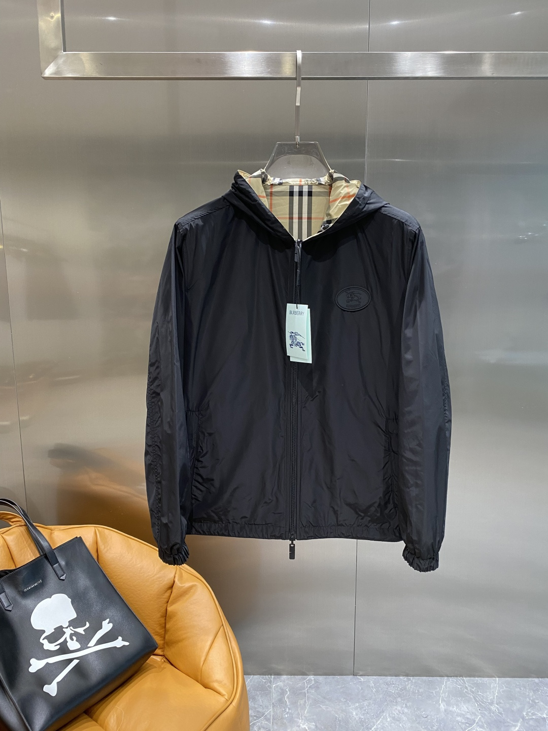 NO:519396,'Bajia' 2025 autumn and winter new double-sided jacket, synchronized on the official website, original customized polyester fiber fabric, clean surface design, classic plaid double-sided wear on the back design, hat design is more windproof and warm, zipper design of the lace design is stronger, the brand logo on the chest highlights the brand characteristics, which is consistent with the original version, the latest jacket in the series pipeline network is simple and not simple, original hardware and auxiliary materials, trendy and fashionable high-end people must leave the version!  Code number M-3XL, burberry, jackets & coats, hats, alexander wang19860909《巴家》 2025秋冬新款双面穿夹克,官网同步,原版订制聚酯纤维面料,面净版设计,背面设计经典格子双面穿,戴帽设计更防风保暖,衣襟拉链设计保暖性更强,胸前品牌Logo标志彰显品牌特征,和原版一致,系列管网最新夹克款简约不简单的设计,原厂五金辅料,潮流时尚高档人士必留版！码数M-3XL,,burberry,jackets & coats,hats,alexander wang,Men's clothing