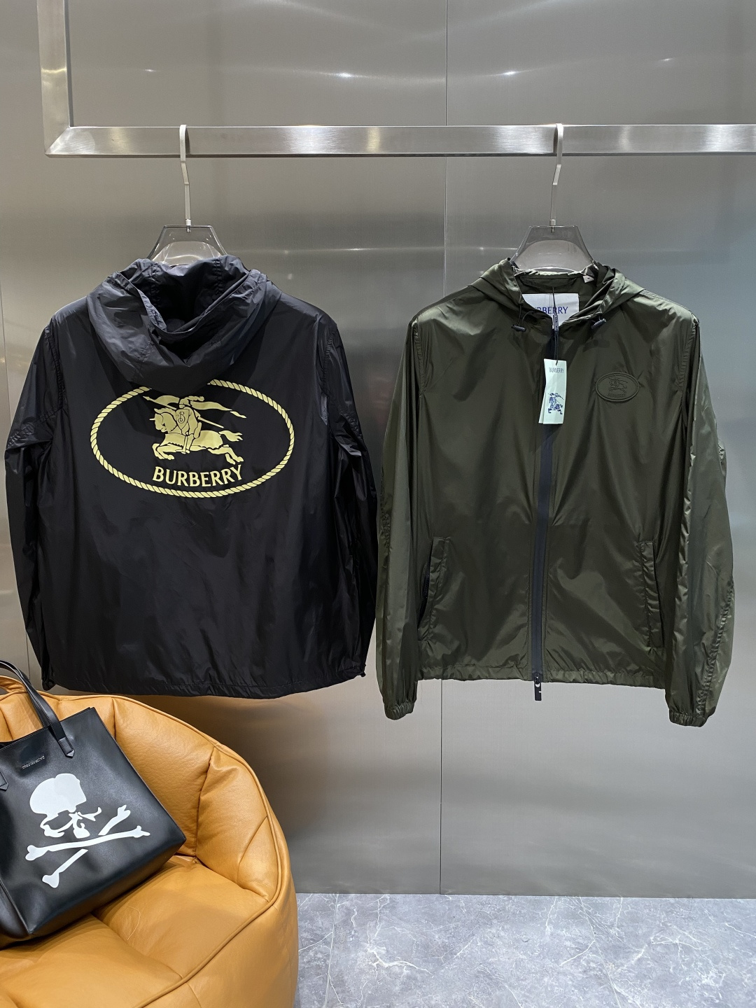 NO:494029,'Bajia' 25ss new nylon hooded jacket, high-end fabric, breathable and comfortable, impeccable details, brand elements design concept, exquisite workmanship and complex craftsmanship, professional purchasing grade reflects high quality. The feel is delicate and soft!  It is casually cut, with a great upper body style!  Complete three standards, highly recommended, hei original single production, code number S-XXL, the next day,,burberry, jackets & coats,jackets & coats,hats,alexander wang19860909《巴家》 25ss新款尼龙连帽外套夹克 高定面料 透气舒适度高,细节无可挑剔,品牌元素设计理念,做工考究工艺复杂,专业代购级体现高品质.手感细腻柔软！呈现休闲裁剪,上身版型超赞！三标齐全 强烈推荐 hei原单出品 码数S-XXL 隔天,,burberry,jackets & coats,jackets & coats,hats,alexander wang,Men's clothing