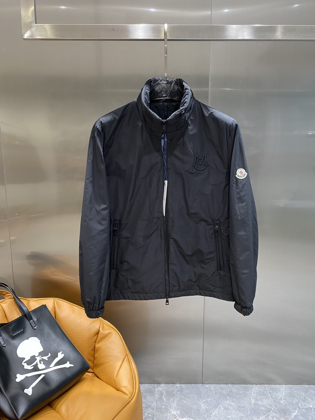 NO:494023,'Mengjia' The latest product in autumn and winter in 2025, available at the same time as the counter, and the trading company orders. The only product that can be made into a original single mouse, a hooded casual jacket, and the upper body is breathable and comfortable!  Use imported original nylon fabric and original hardware and auxiliary materials to decorate, simple but not lose fashion, and matched with the original counter packaging, it is very suitable for both personal and gift giving, classic series small LOGO code S-XXL next day,, jackets & coats, jackets & coats, hats, alexander wang19860909《蒙家》 2025秋冬最新品,专柜同步有售,贸易公司订单,唯一能做原单老鼠狠货,连帽休闲夹克外套,上身透气舒适！采用进口原版尼龙面料,原版五金辅料装饰,简单而不失时尚,搭配柜台原版包装,无论自留还是送礼都是非常合适的首选,经典的款系列小LOGO 码数S-XXL隔天,,jackets & coats,jackets & coats,hats,alexander wang,Men's clothing