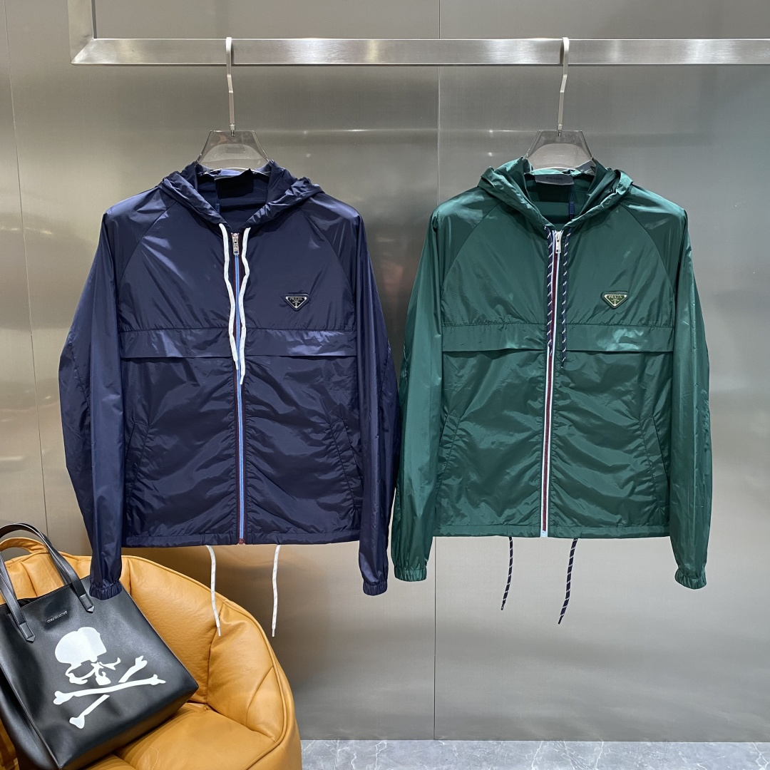 NO:494011,'Pujia' 25ss new nylon hooded jacket, high-end fabric, breathable and comfortable, impeccable details, brand elements design concept, exquisite workmanship and complex craftsmanship, professional purchasing grade reflects high quality. The feel is delicate and soft!  It is casually cut, with a great upper body style!  Complete three standards, highly recommended, hei original single production, code number S-XXL, the next day,,prada, jackets & coats,jackets & coats,hats,alexander wang19860909《普家》 25ss新款尼龙连帽外套夹克 高定面料 透气舒适度高,细节无可挑剔,品牌元素设计理念,做工考究工艺复杂,专业代购级体现高品质.手感细腻柔软！呈现休闲裁剪,上身版型超赞！三标齐全 强烈推荐 hei原单出品 码数S-XXL 隔天,,prada,jackets & coats,jackets & coats,hats,alexander wang,Men's clothing