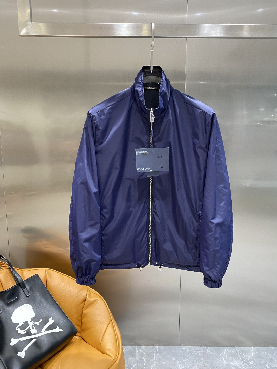 NO:494003,'Pujia' 2025 autumn and winter new jacket with stand collar, double-sided wear. The new product on the show is perfect, comfortable and fashionable, environmentally friendly recycled nylon fabric, full and attractive color, and a very outstanding design, which easily advances the sense of fashion, with extremely exquisite workmanship and neat and meticulous wiring!  A masterpiece of a big-name designer!  The upper body doesn't look bloated and super handsome!  Hei three standards are complete, code number S-XXL the next day,,prada,jackets & coats,jackets & coats,alexander wang19860909《普家》 2025秋冬新款夹克外套立领,双面穿.秀场新品品相非常完美,舒适时尚,环保再生尼龙面料,色泽饱满诱人,非常出彩的设计,轻松将时髦感进阶,做工极为考究严谨,走线工整细致！大牌设计师巨作！上身不显臃肿、超级帅气！hei三标齐全 码数S-XXL 隔天,,prada,jackets & coats,jackets & coats,alexander wang,Men's clothing