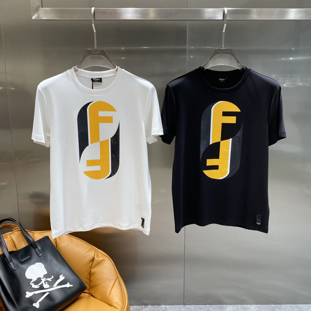 NO:493971,'Fenjia' 25 autumn and winter base classic brand letter logo round neck short-sleeved T-shirt base shirt, the brand's classic logo design is simple and easy to match, and the decorative chest is the recognition of this finishing touch, which adds a trendy look. The classic style will never be outdated for how long it takes to wear it!  !  The fabric is made of 260 grams of Xinjiang long velvet cotton, soft and skin-friendly, with elastic draping, and good anti-pilling effect!  M~XXXL the next day, fendi, T-shirt,tees, t-shirt,alexander wang19860909《芬家》 25秋冬打底经典品牌字母logo圆领短袖T恤打底衫,品牌经典logo设计简洁易于搭配,装饰胸前正是这画龙点睛的辨识度令这款T恤正式高档之余增添潮流感,经典款穿多久都不过时的款式！！面料采用260克新疆长绒棉柔软亲肤、悬垂有弹性,抗起球效果好！M～XXXL隔天,,fendi,T-shirt,tees，t-shirt,alexander wang,Men's clothing